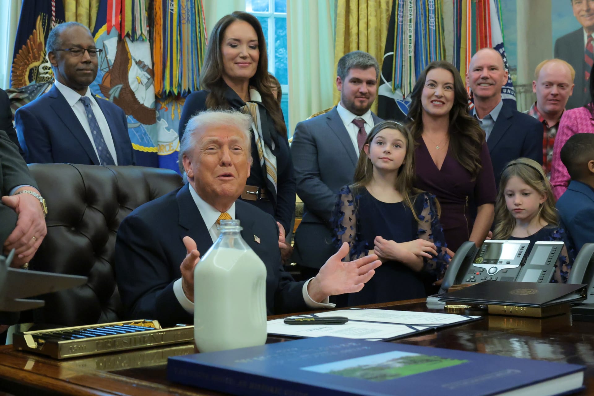 داخل عالم مجنون يصنعه ترامب.. من ضربة إيران إلى حليب كامل الدسم وزلاجة كلاب غرينلاند ونفط فنزويلا