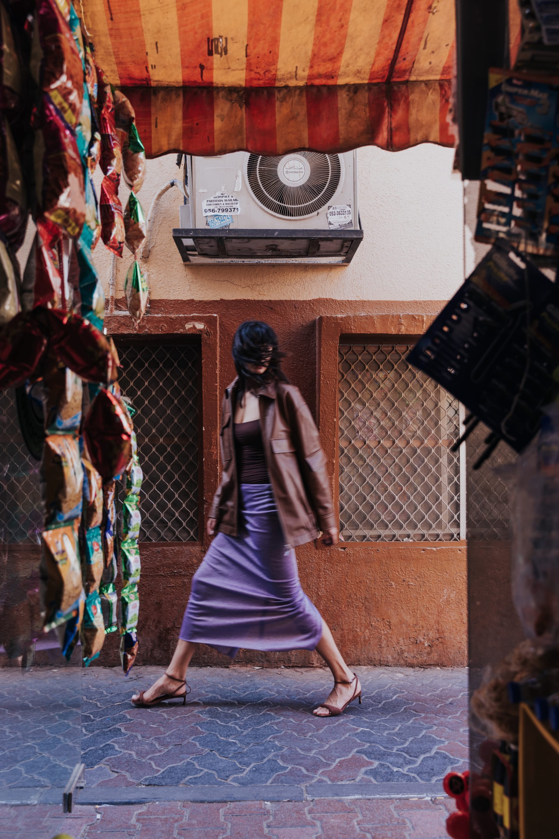 مصور يسلط الضوء على دبي القديمة في صور تجمع بين التراث والموضة