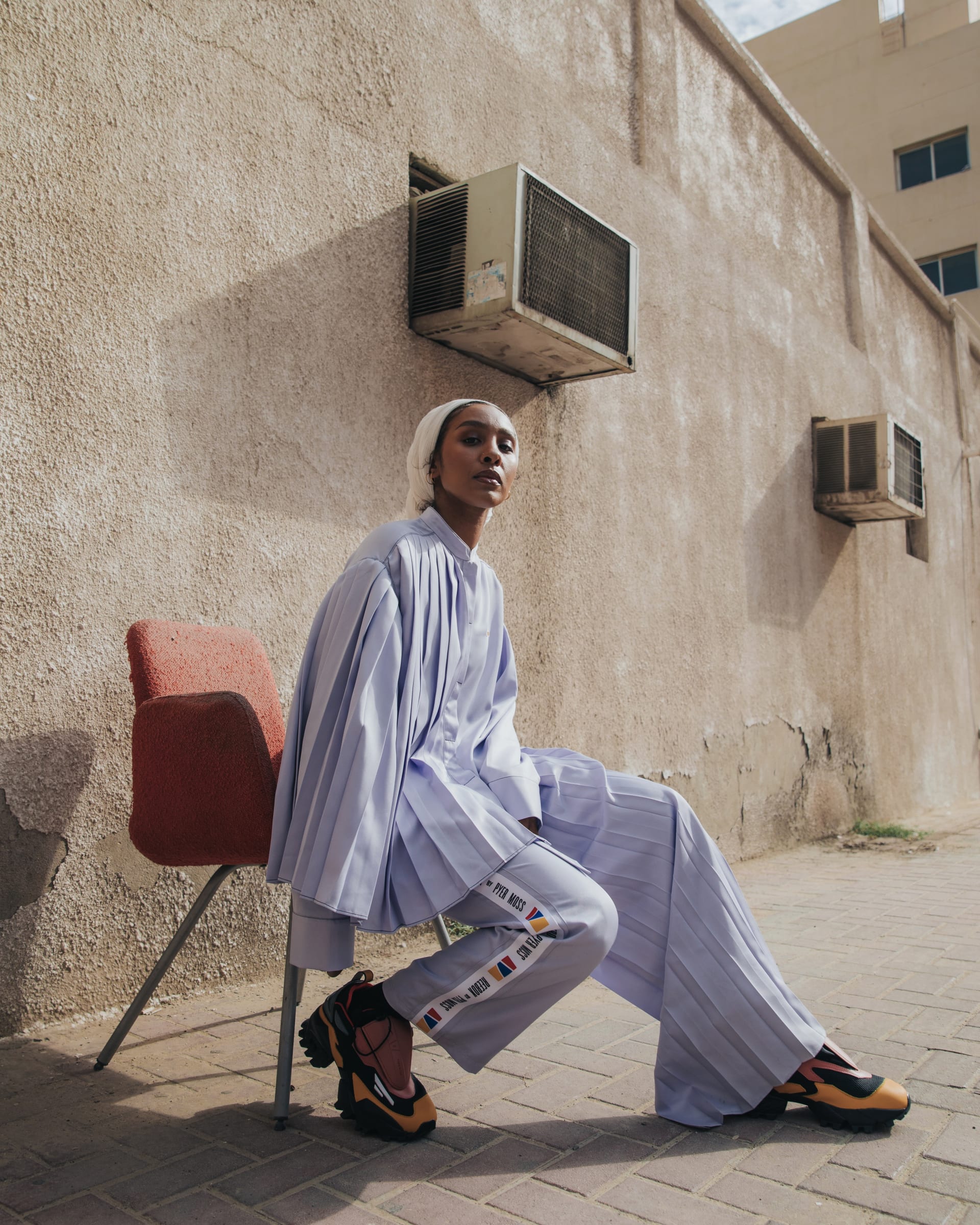 مصور يسلط الضوء على دبي القديمة في صور تجمع بين التراث والموضة