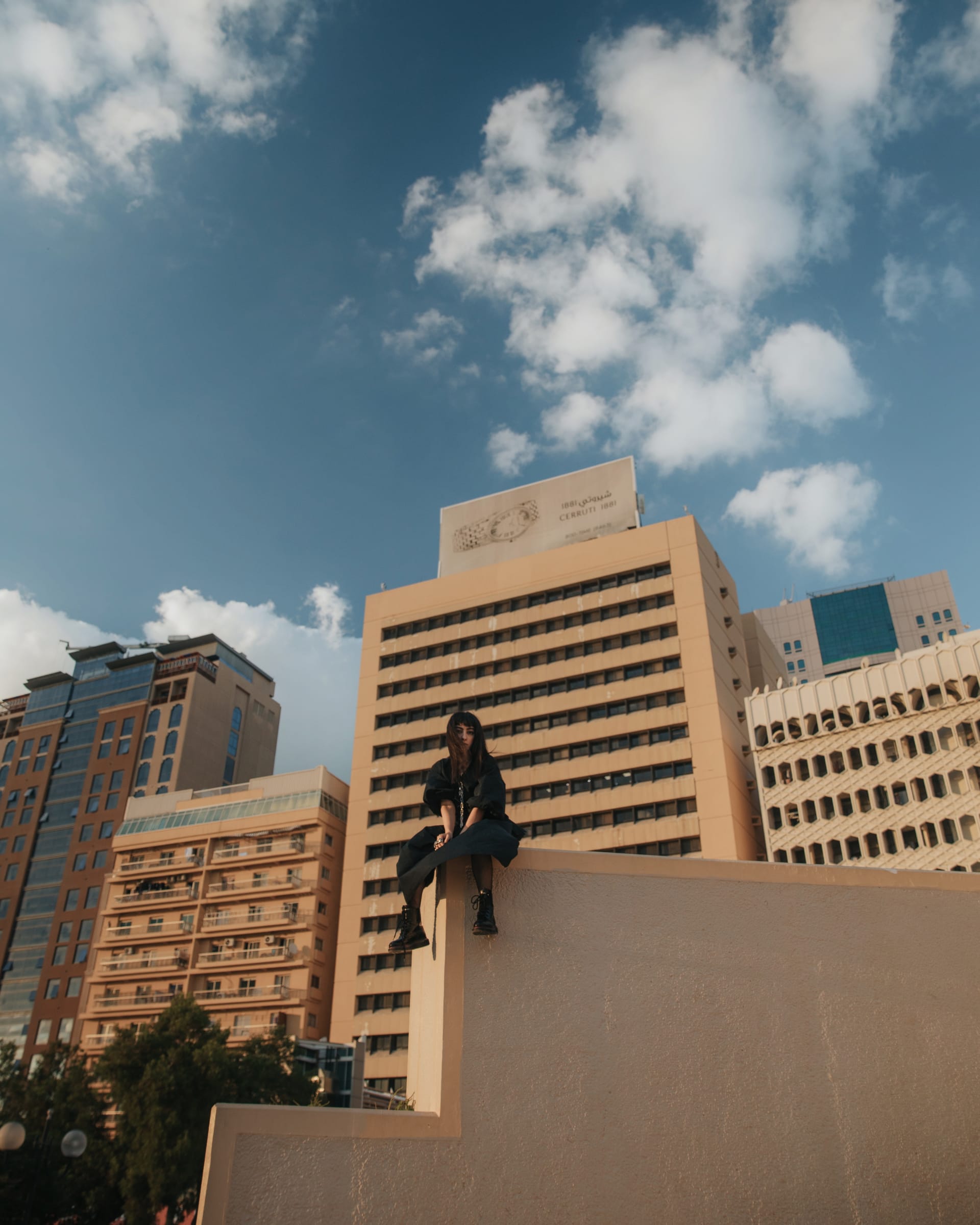 مصور يسلط الضوء على دبي القديمة في صور تجمع بين التراث والموضة