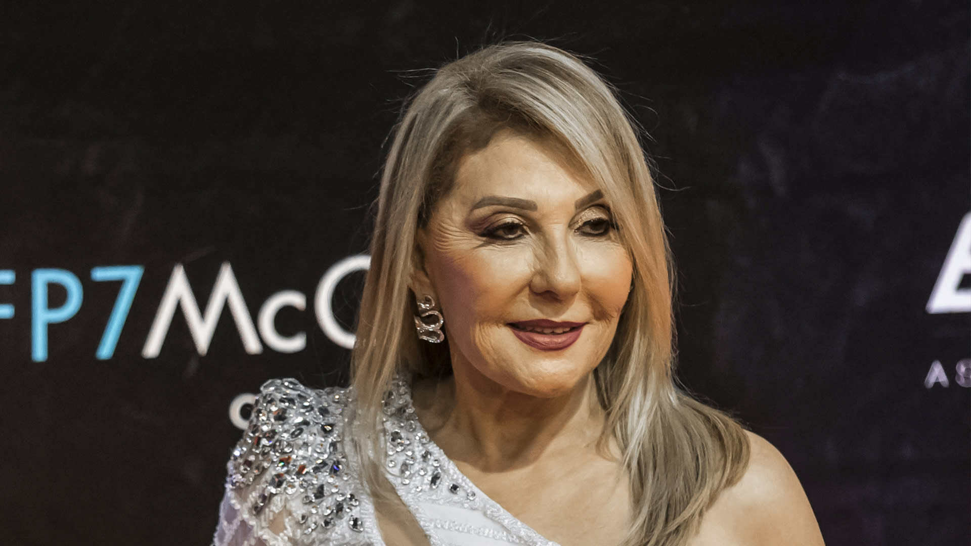 نادية الجندي تشارك صورة "نادرة" من بدايات مشوارها الفني