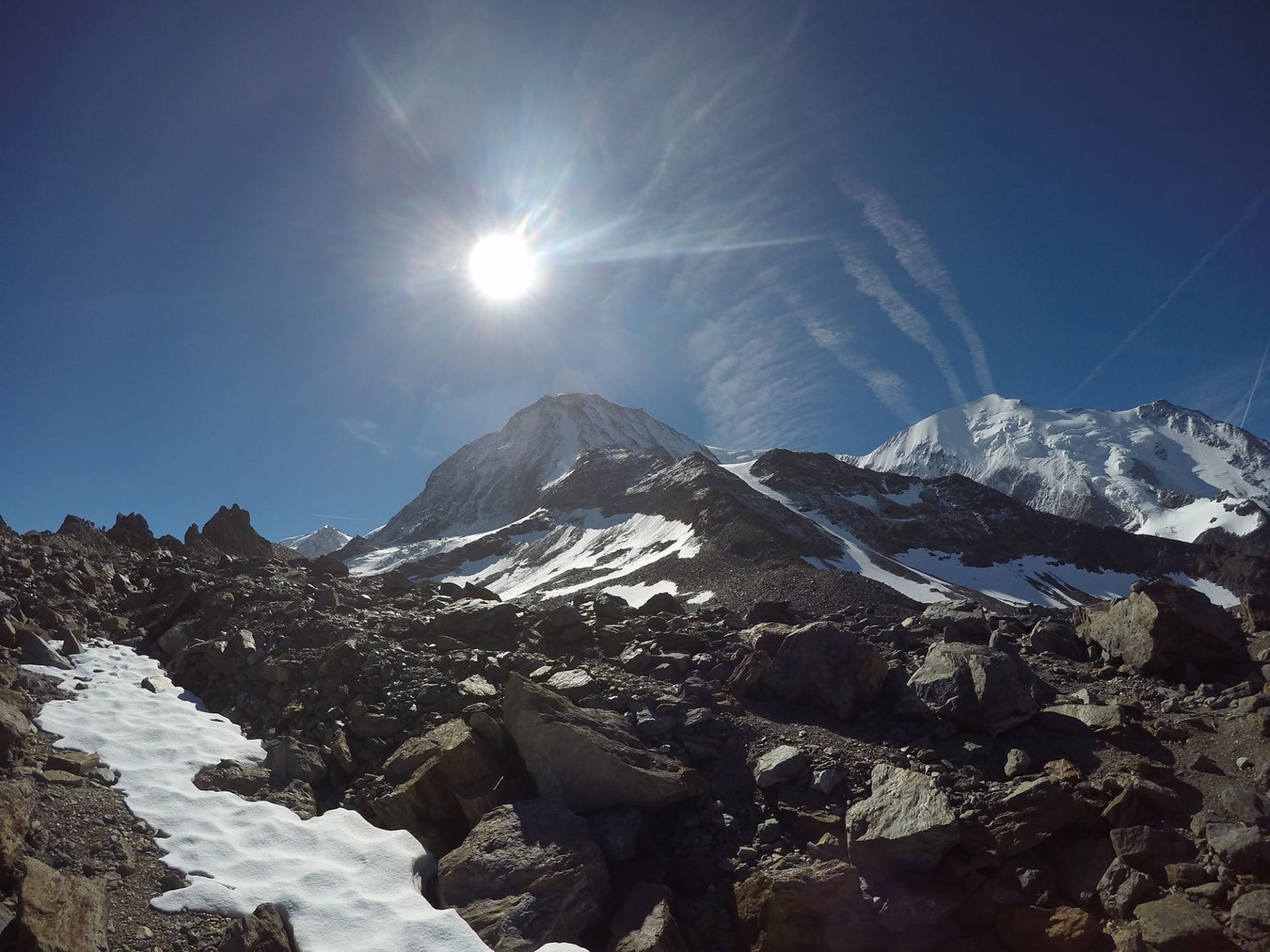 كيف أنقذ متسلق أبًا وابنه من هاوية قاتلة في جبال الألب؟