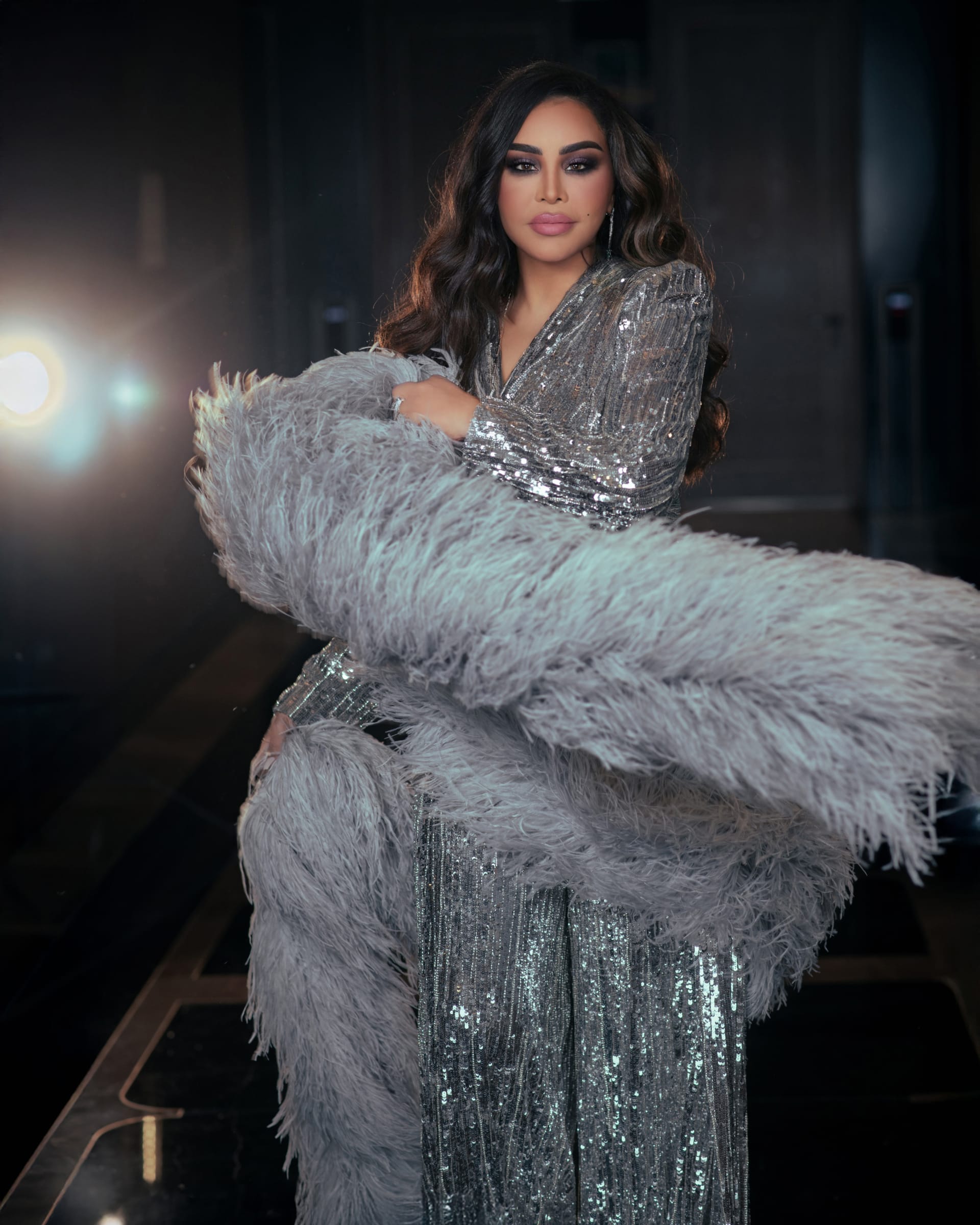 الفنانة الإماراتية أحلام بفستان برّاق فضي اللون من تصميم اللبناني زهير مراد