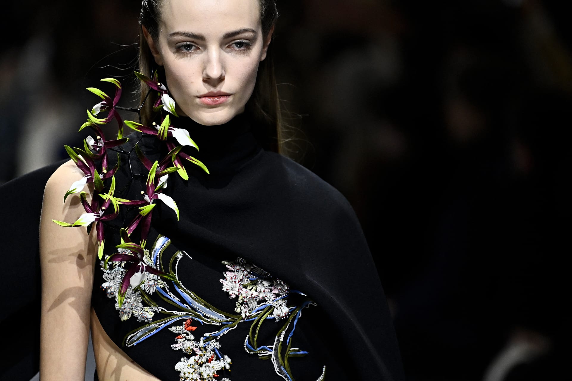 التزم المدير الإبداعي للدار بتقاليد الهوت كوتور الدقيقة مع إعادة تفسيرها بلمسة معاصرة. 