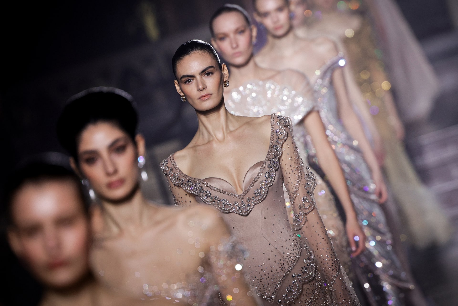 مجموعة المصمم اللبناني جورج حبيقة وابنه جاد حبيقة لربيع وصيف 2026 خلال أسبوع الأزياء الراقية في باريس. 