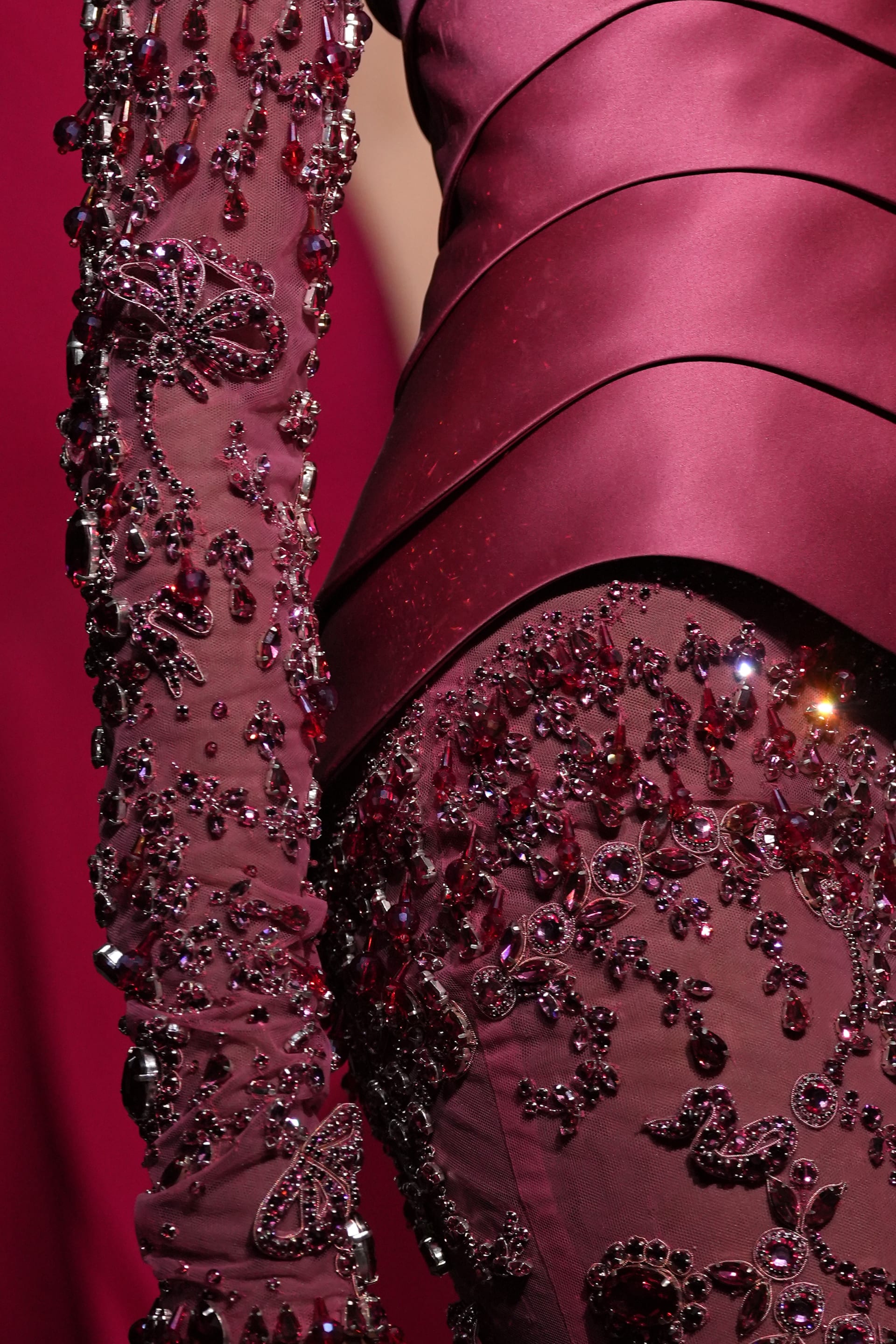 حرفية دقيقة في الشك والتطريزات اللامعة في التصاميم. 