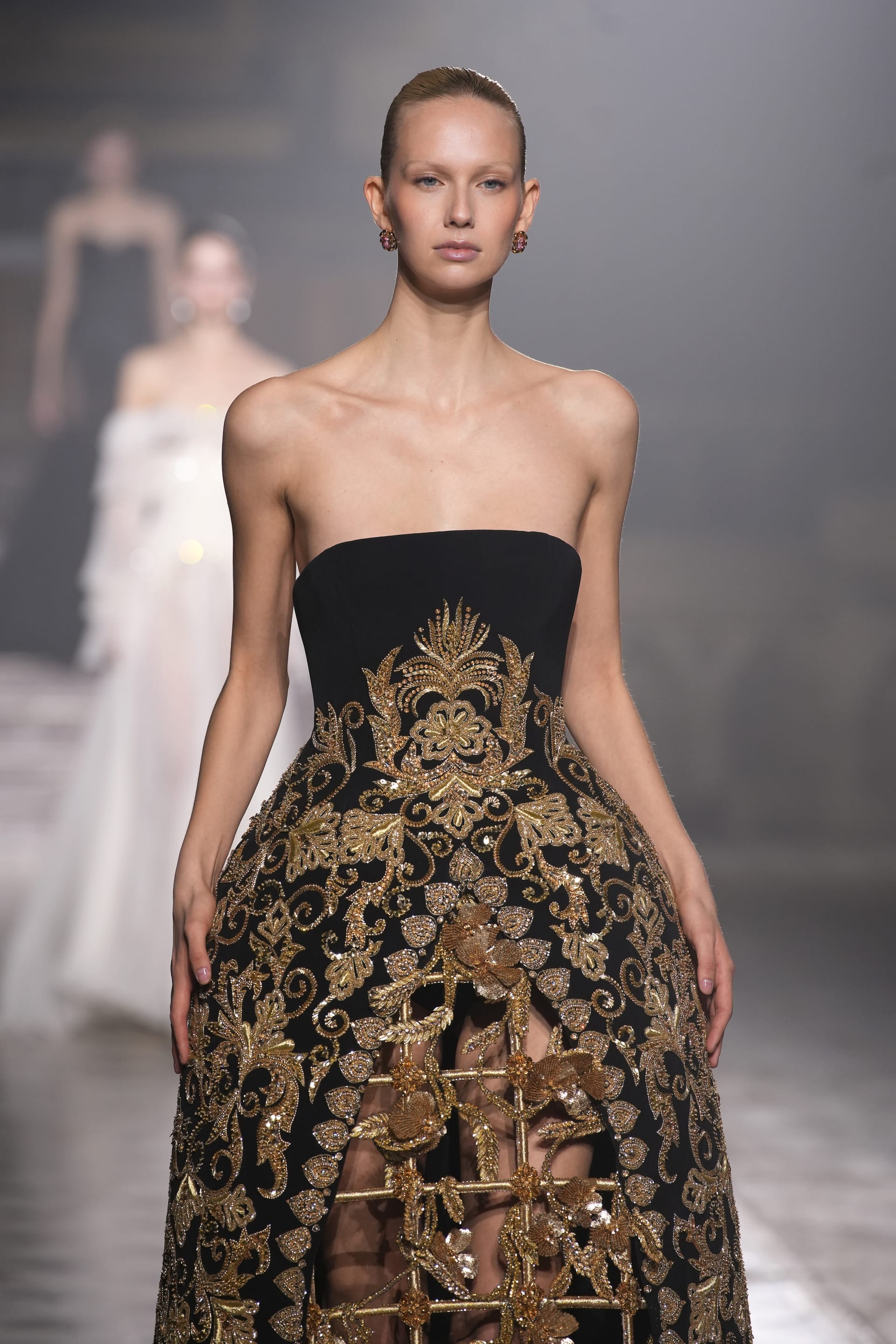 ثنائيّة الأسود والذهبي الأنيقة في العرض. 