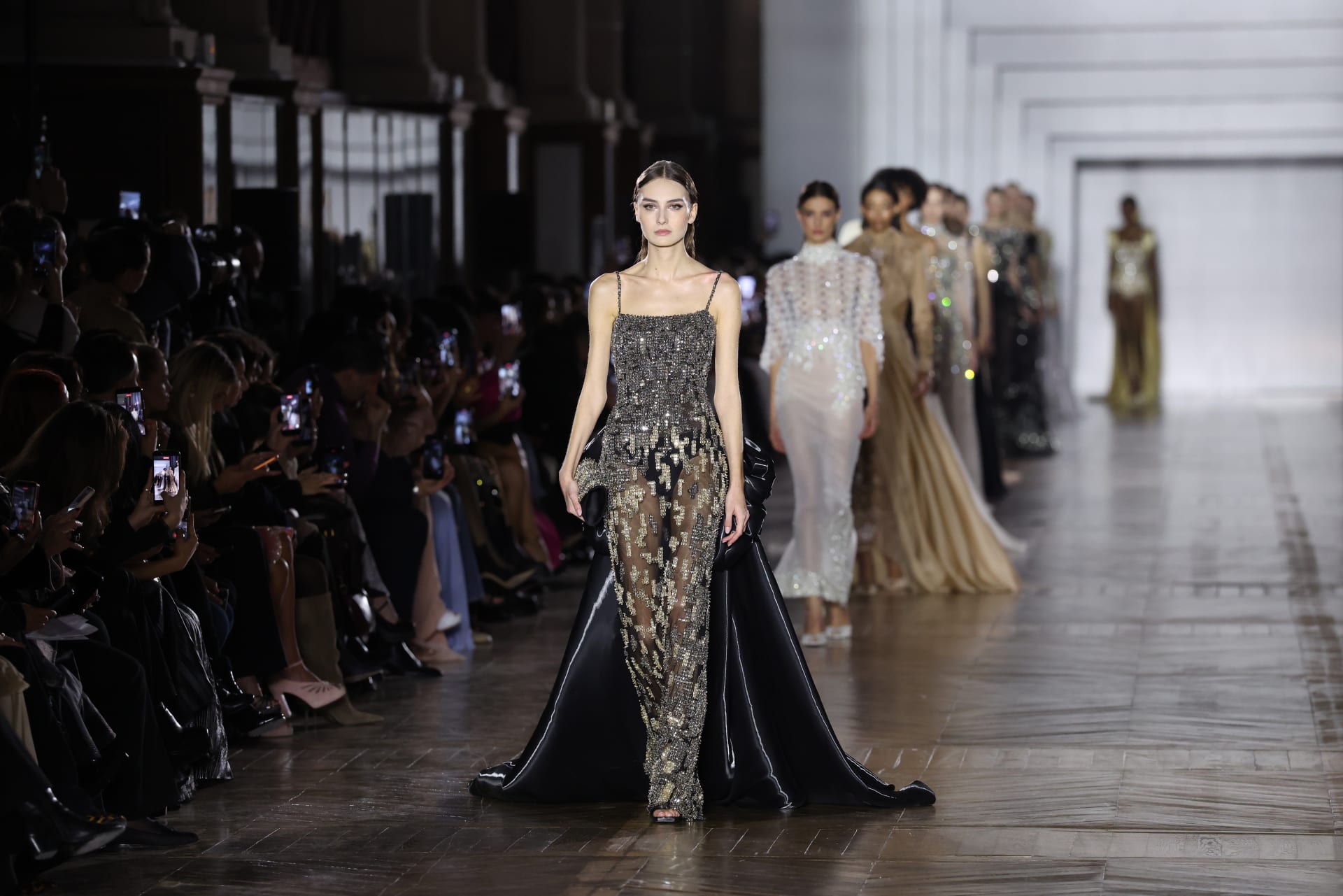 مجموعة المصمم اللبناني طوني ورد لربيع وصيف 2026 في أسبوع الأزياء الراقية في باريس. 