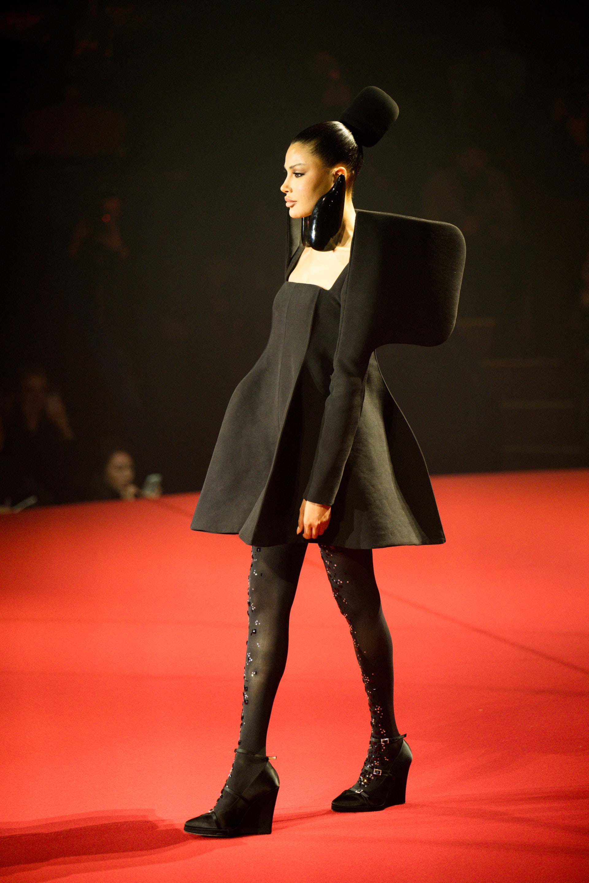 المغنية التونسيّة أميمة طالب على منصّة عرض أزياء المصمم الفرنسي "ستيفان رولاند" لربيع وصيف 2026 خلال أسبوع "الهوت كوتور"في باريس. 