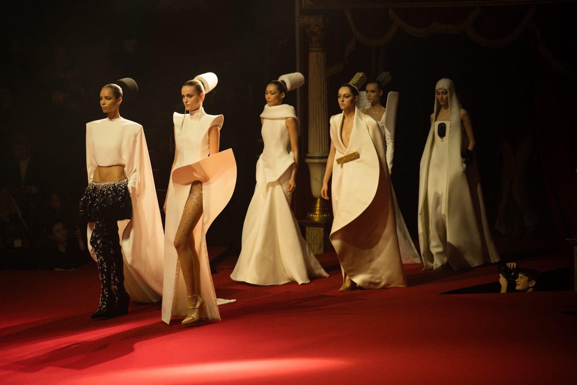 عرض المصمم الفرنسي ستيفان رولاند خلال أسبوع الموضة في باريس للأزياء الراقية لموسم ربيع وصيف 2026.