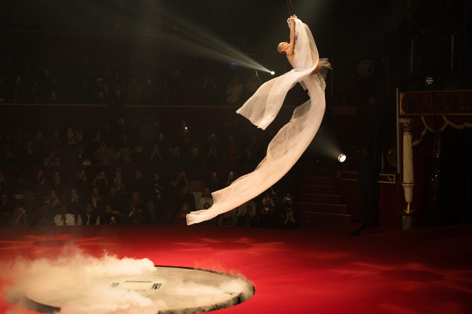 فنانة السيرك الفرنسية ناتاليا بوغليون تختتم العرض. 