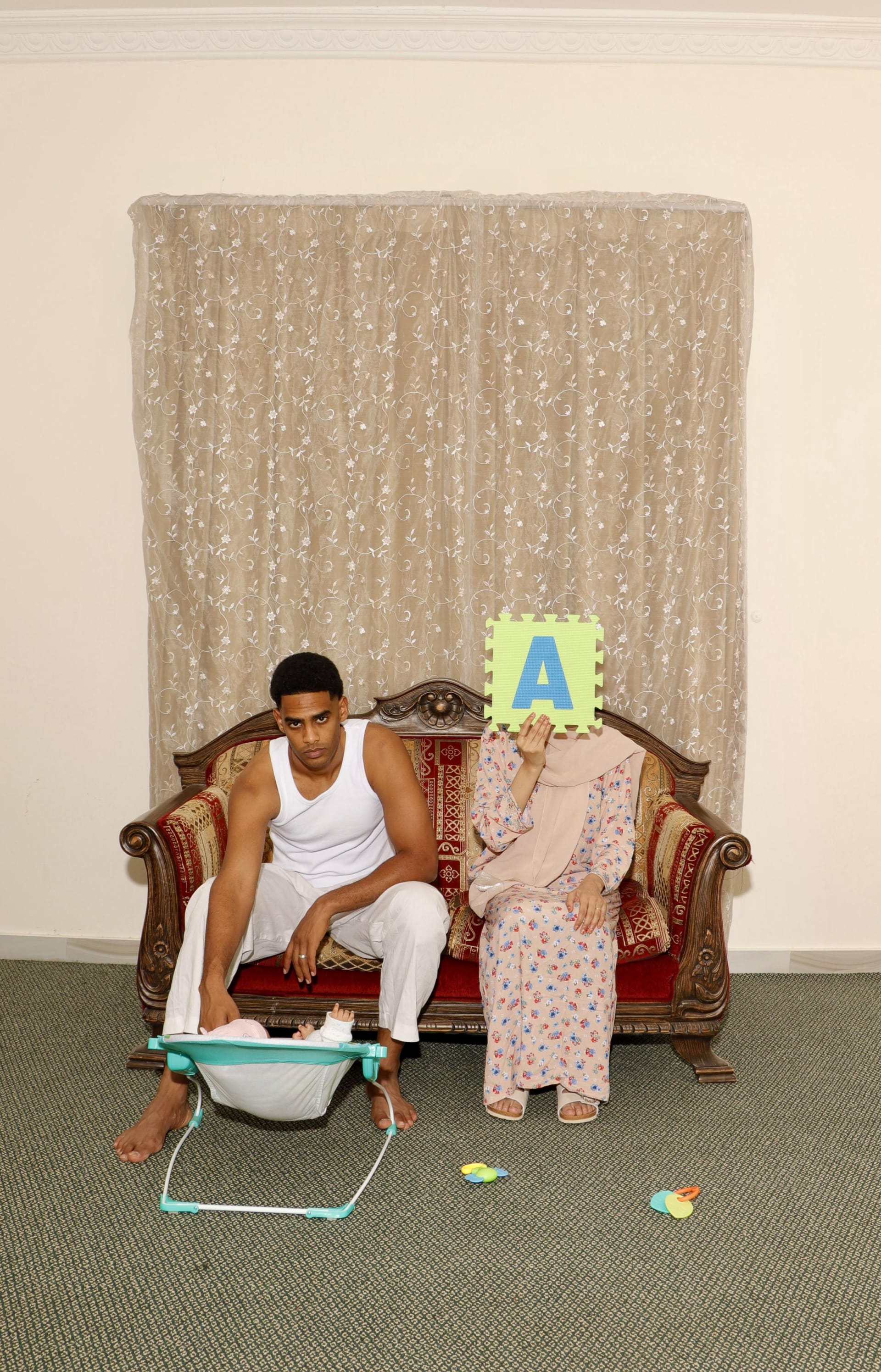 صور مبتكرة تُظهر الضغوط المجتمعية الخفية التي تعاني منها النساء