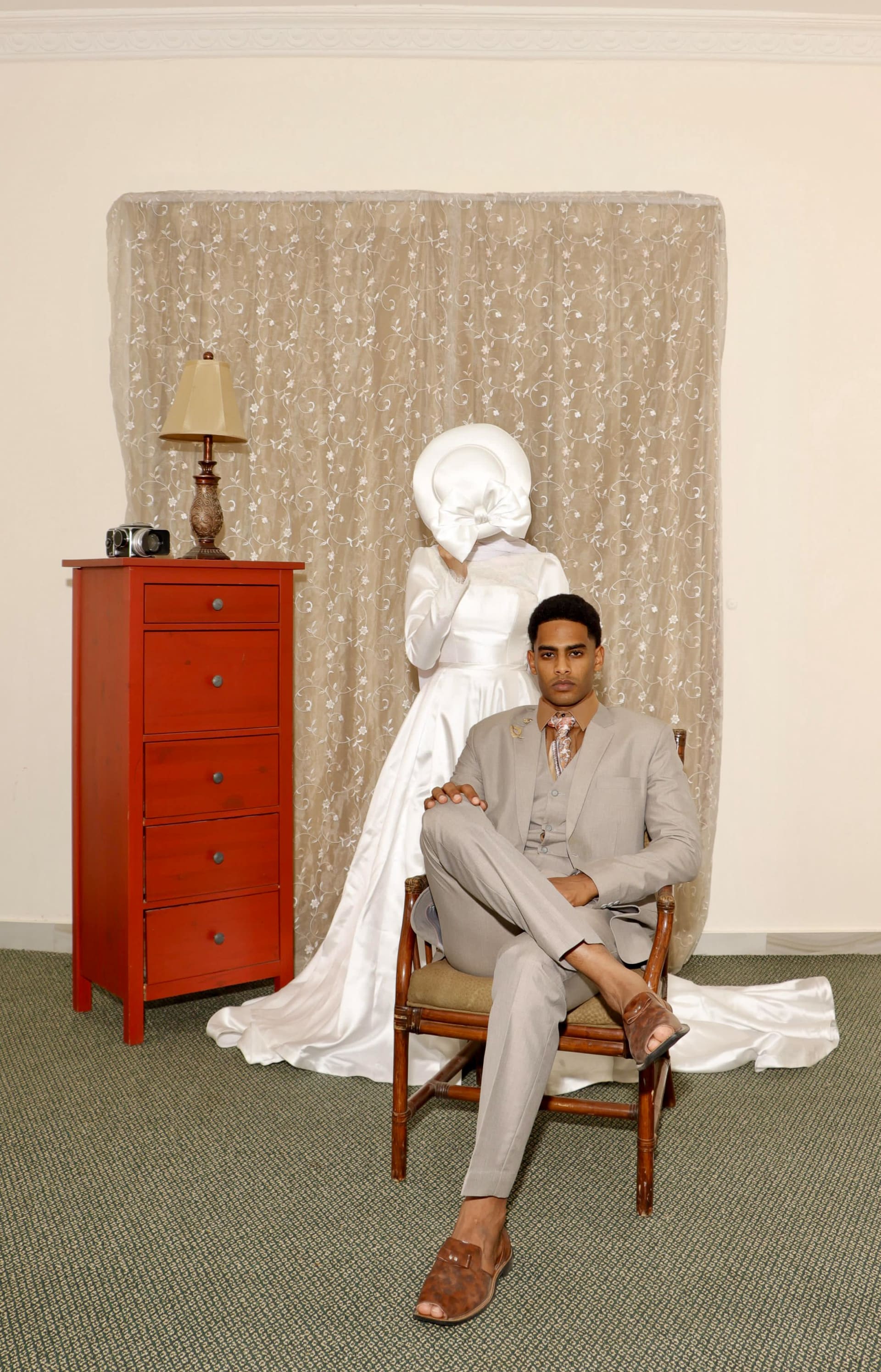 صور مبتكرة تُظهر الضغوط المجتمعية الخفية التي تعاني منها النساء