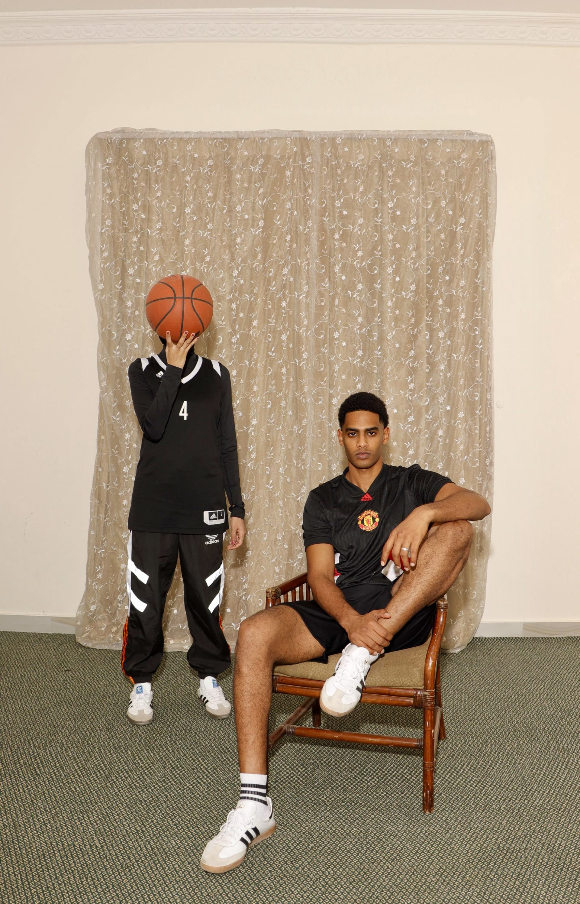 صور مبتكرة تُظهر الضغوط المجتمعية الخفية التي تعاني منها النساء