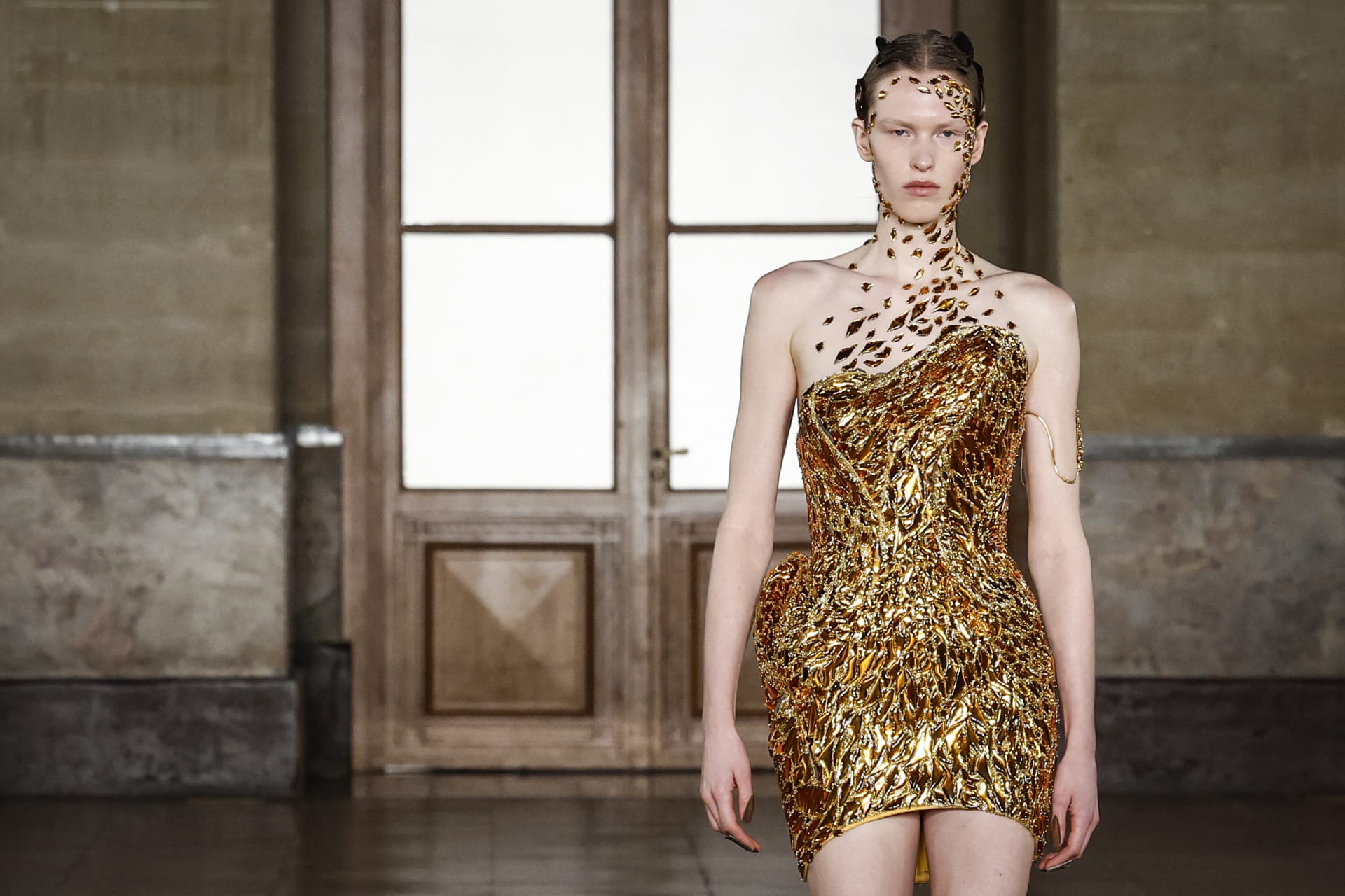 تفاصيل الفستان امتدّت صعودًا نحو الكتف والعنق والوجه في تصميم استثنائي. 