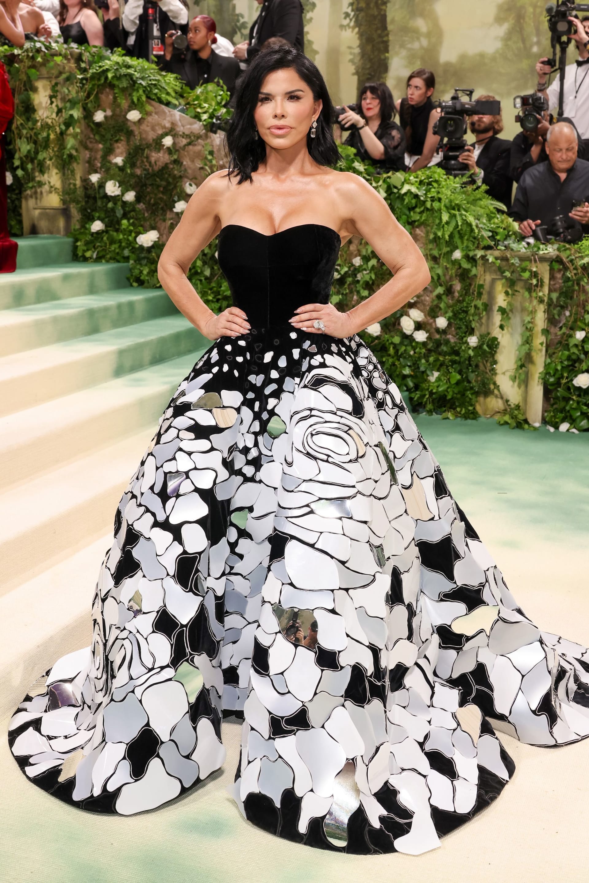 حضرت "لورين سانشيز" حفل "ميت غالا 2024" الذي احتفى بموضوع "الأميرات النائمات: إحياء الموضة" في متحف المتروبوليتان للفنون.