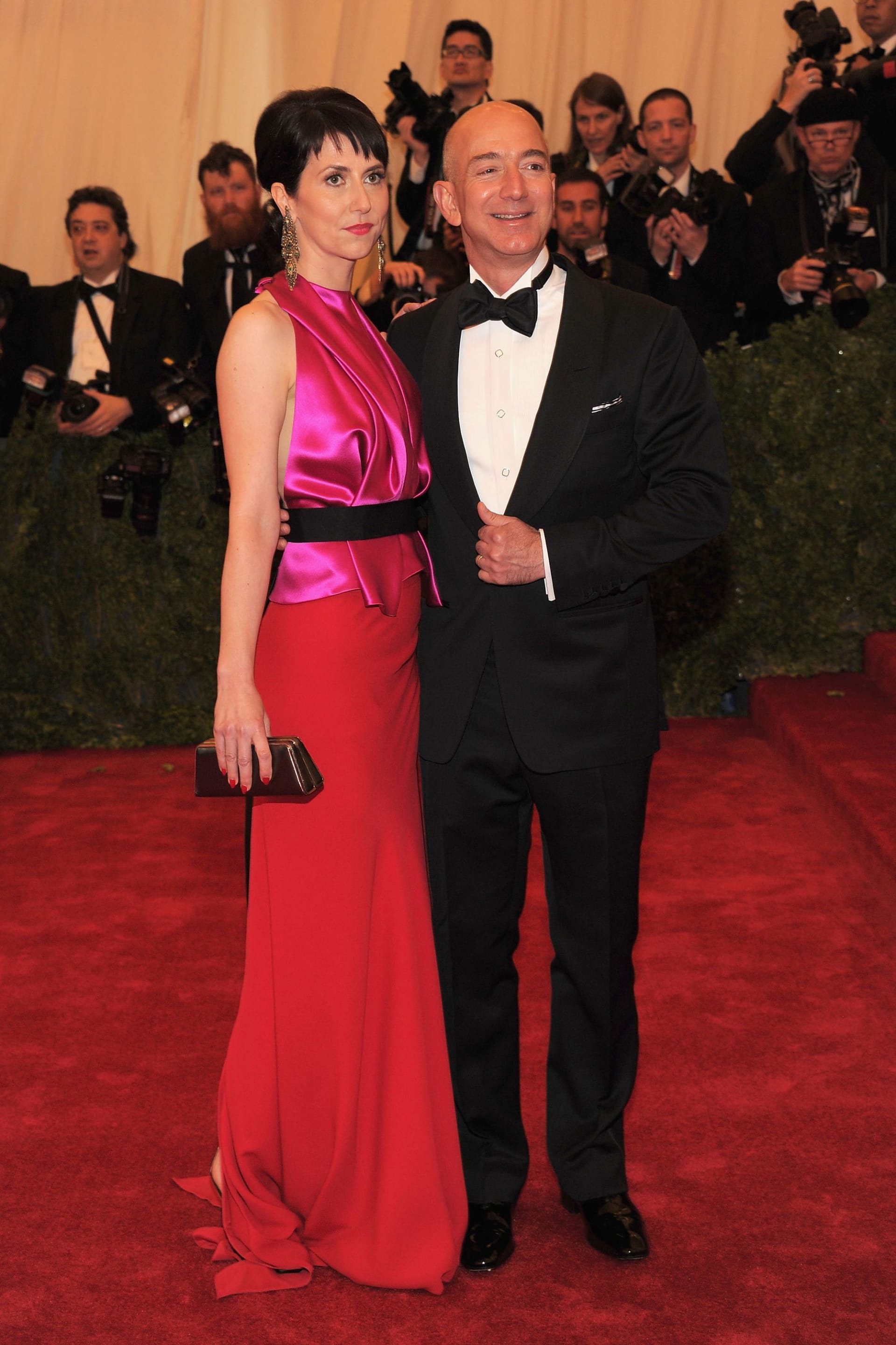 جيف بيزوس وزوجته السابقة ماكنزي سكوت في حفل "سكياباريلي" و"برادا" التابع لمعهد الأزياء في المتحف المتروبوليتان للفنون، في مايو/ أيّار 2012.