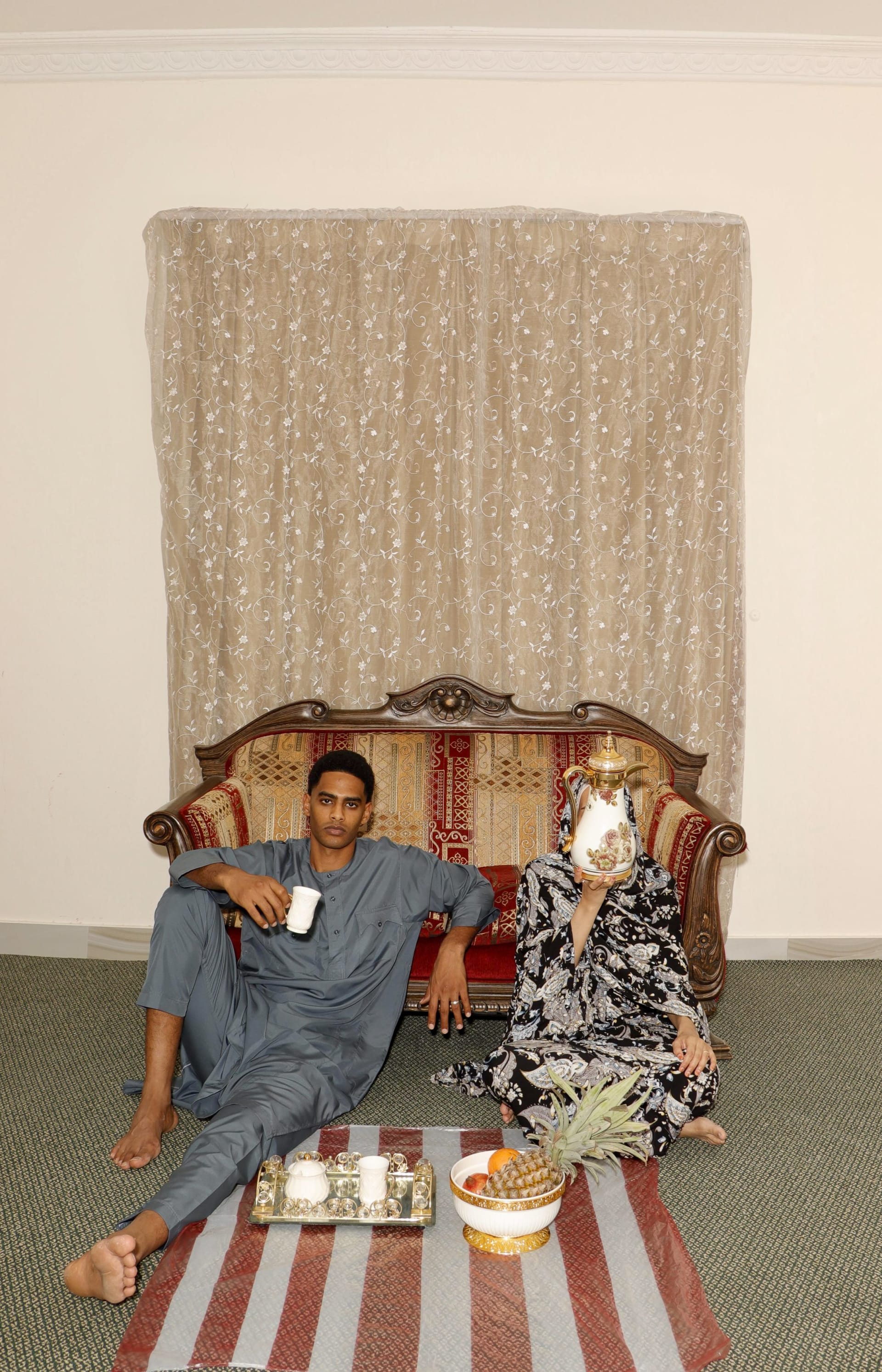 صور مبتكرة تُظهر الضغوط المجتمعية الخفية التي تلاحق النساء