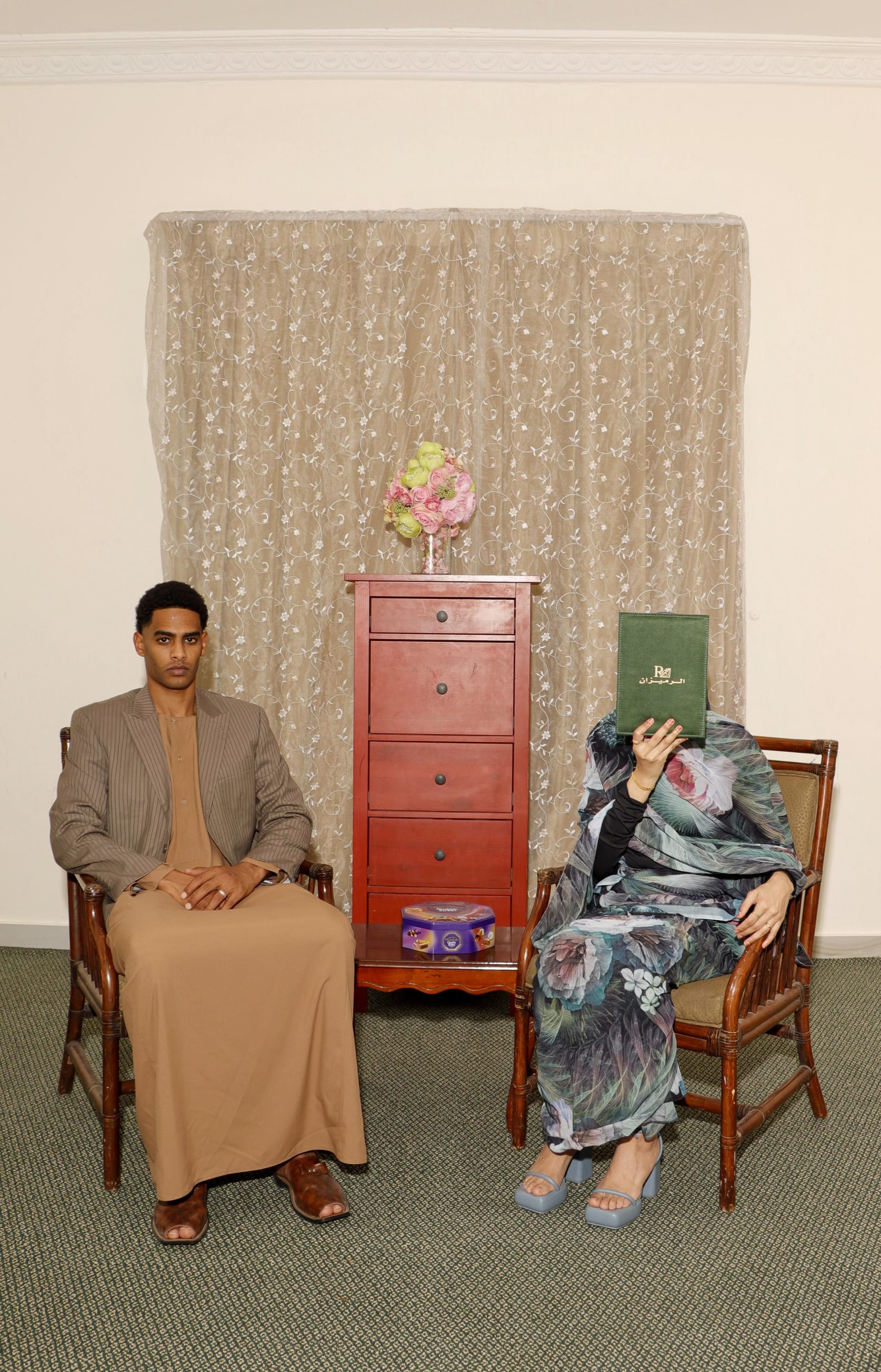 صور مبتكرة تُظهر الضغوط المجتمعية الخفية التي تلاحق النساء