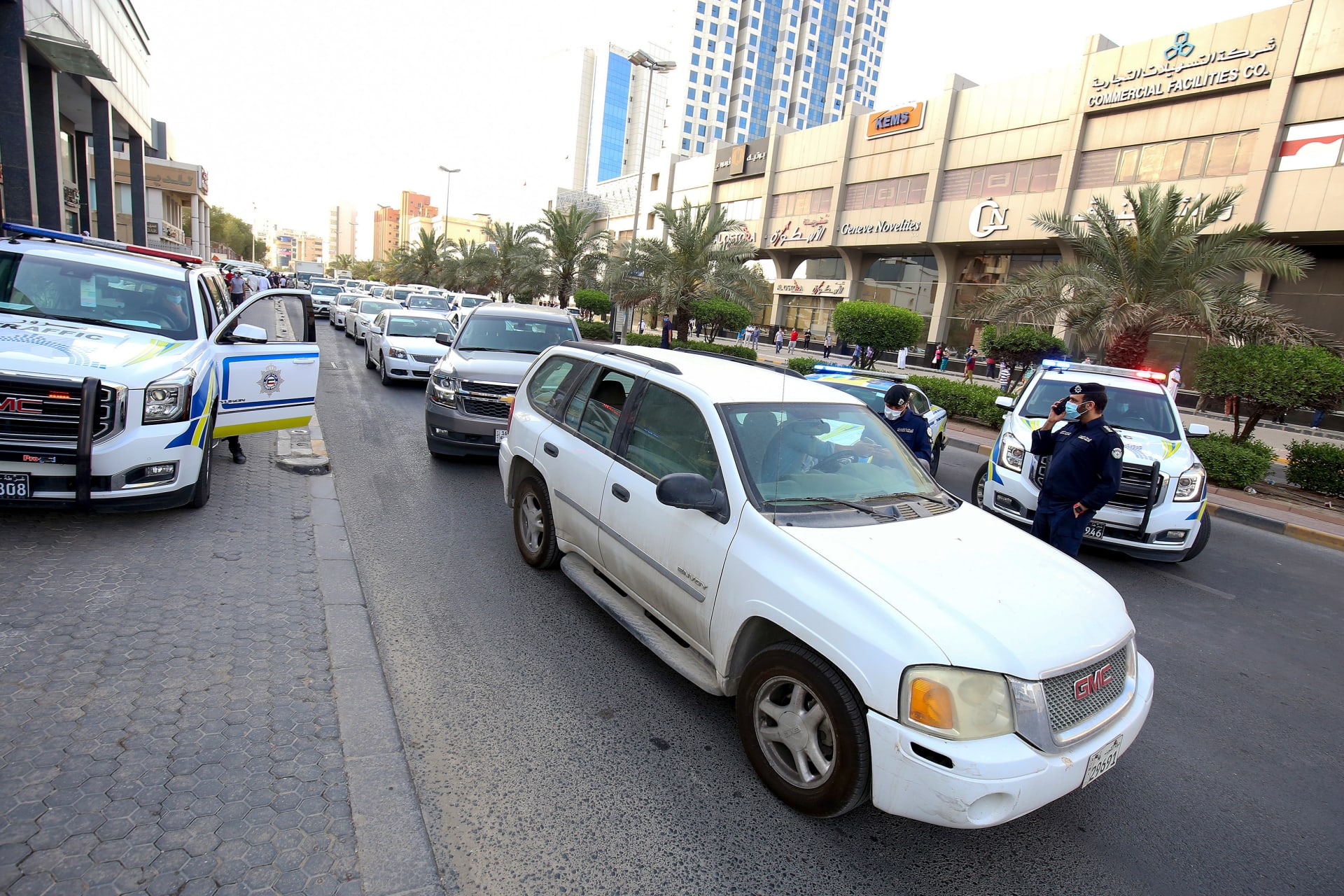 "من جنسيات عربية".. وزير الداخلية الكويتي يشرف على ضبط "تشكيل عصابي دولي منظم"
