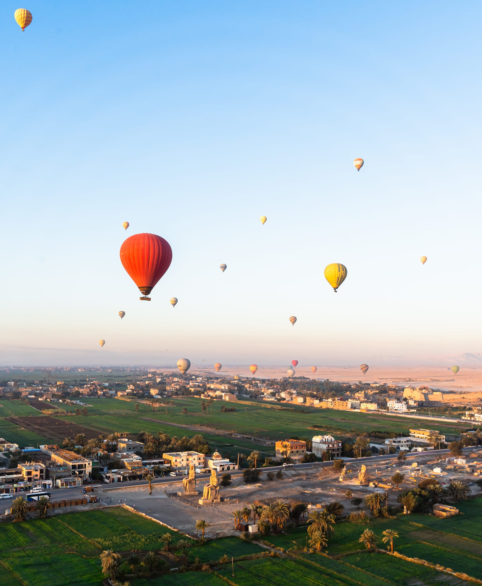 بألوان نابضة بالحياة.. هكذا تزين المناطيد الطائرة سماء الأقصر في مصر