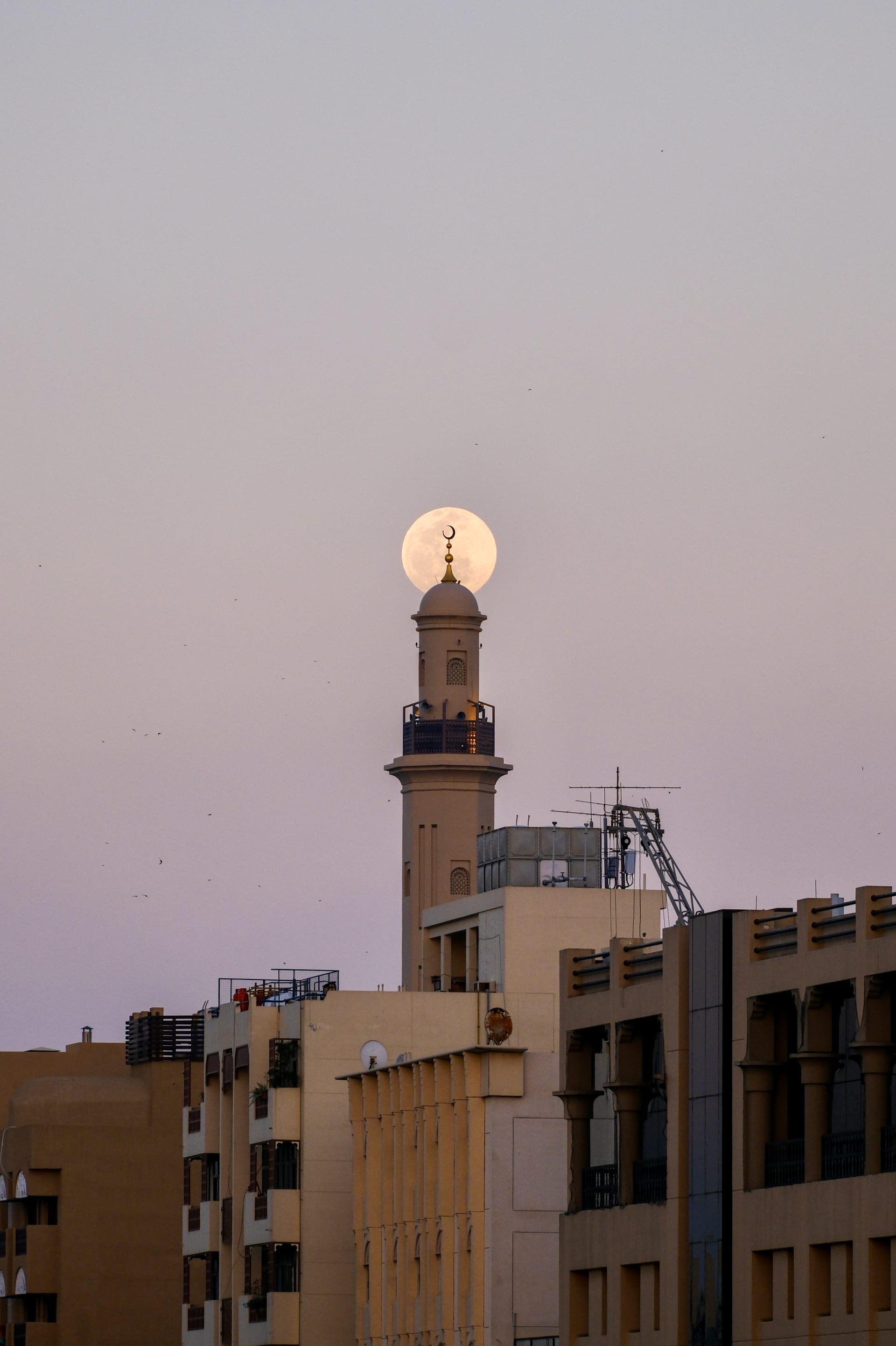 مصور يرصد القمر فوق مآذن المساجد في الإمارات بصور آسرة