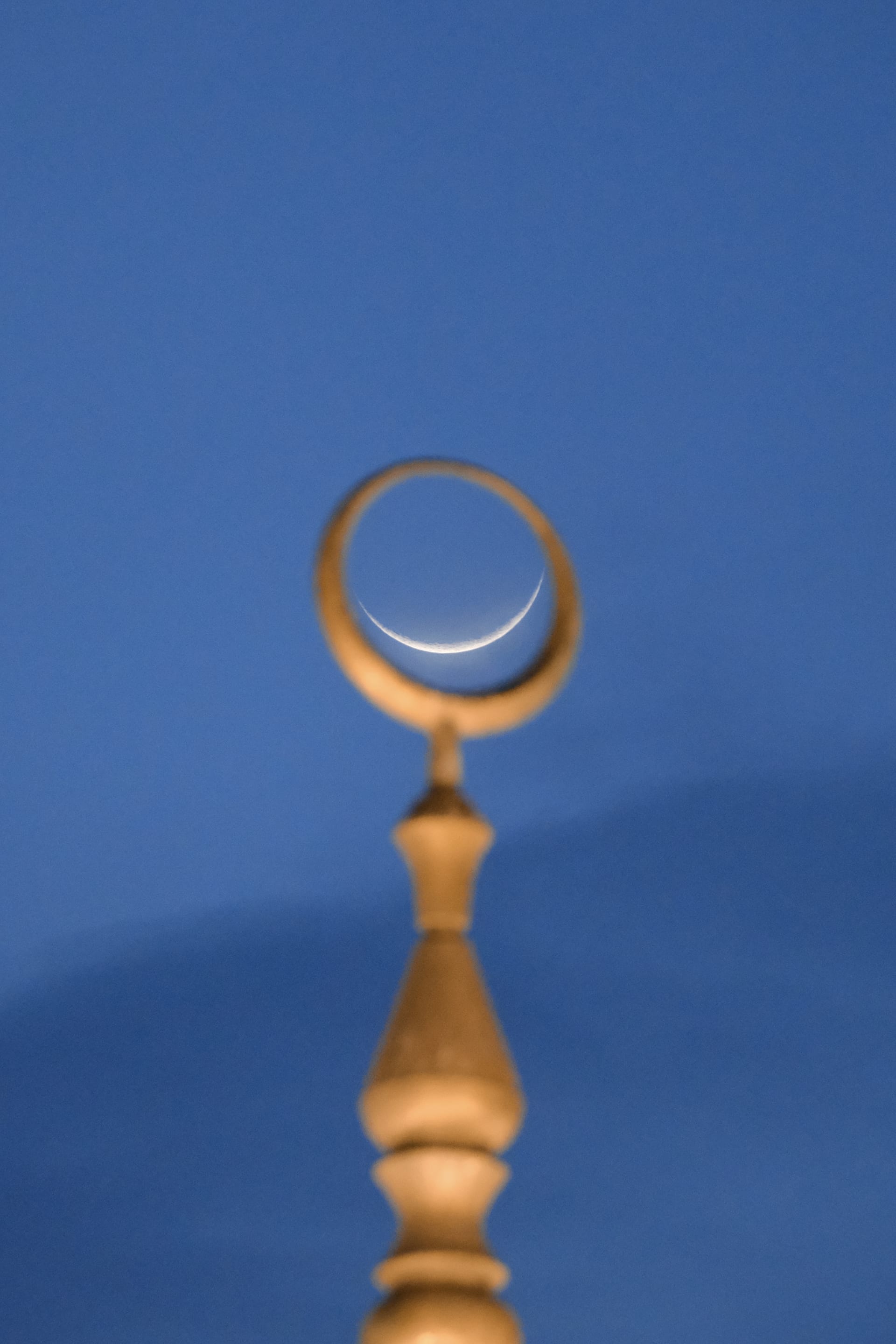 مصور يرصد القمر فوق مآذن المساجد في الإمارات بصور آسرة