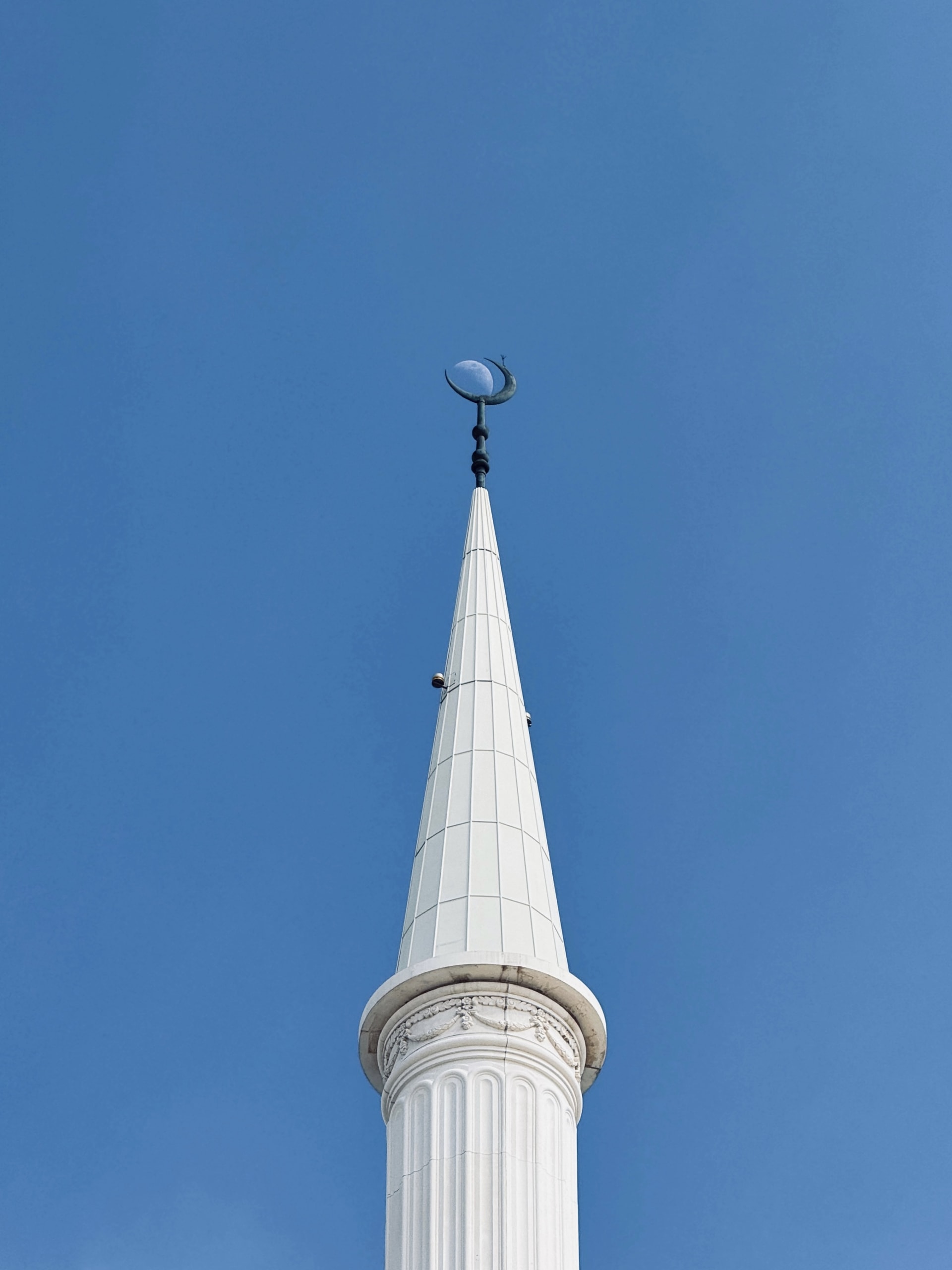 مصور يرصد القمر فوق مآذن المساجد في الإمارات بصور آسرة