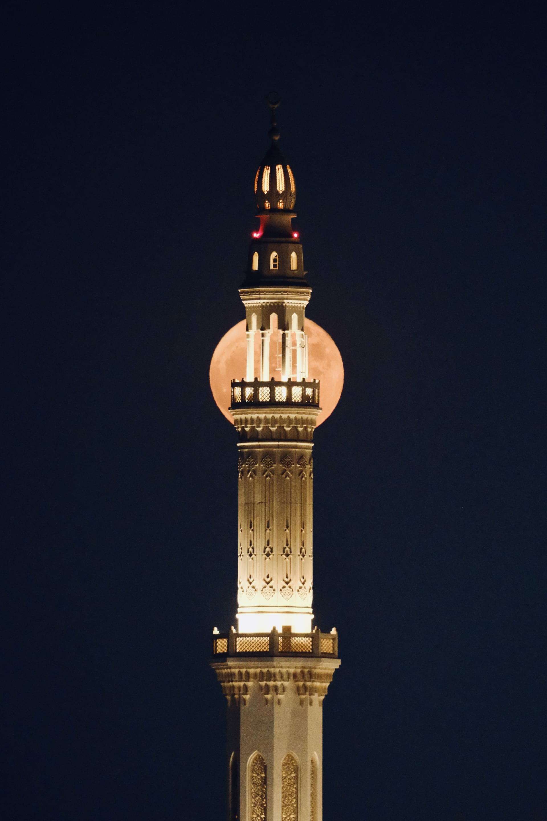 مصور يرصد القمر فوق مآذن المساجد في الإمارات بصور آسرة