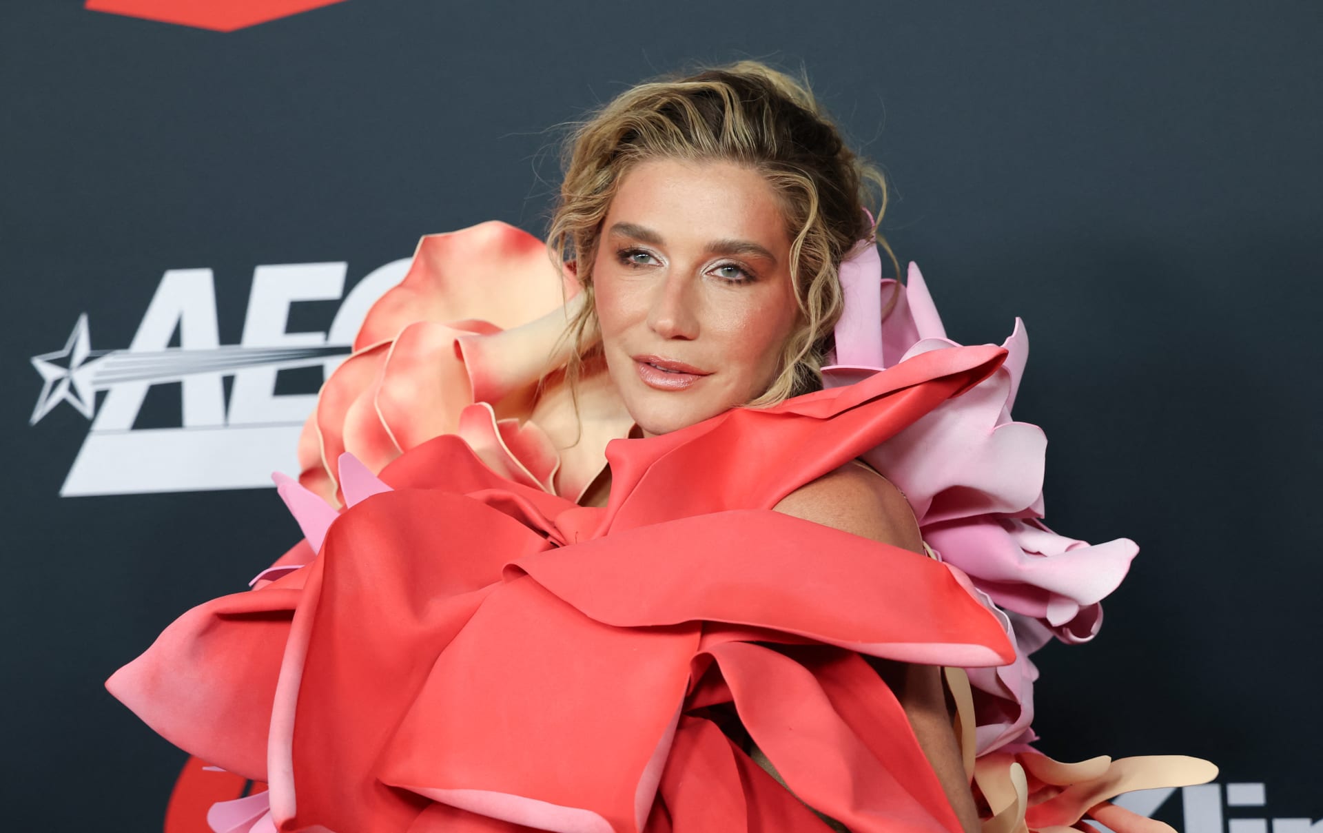 فستان زهور وآخر يكشف ملابسها الداخلية… فنانة أمريكية تثير الجدل بإطلالاتها