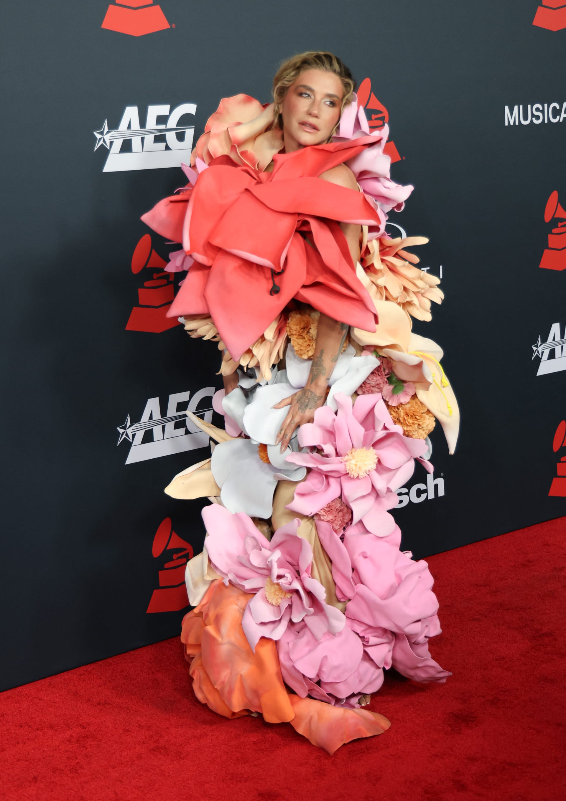 تصميم من أشكال زهور ثلاثيّة الأبعاد من المصمم الألماني الشاب كيليان كيرنر. 