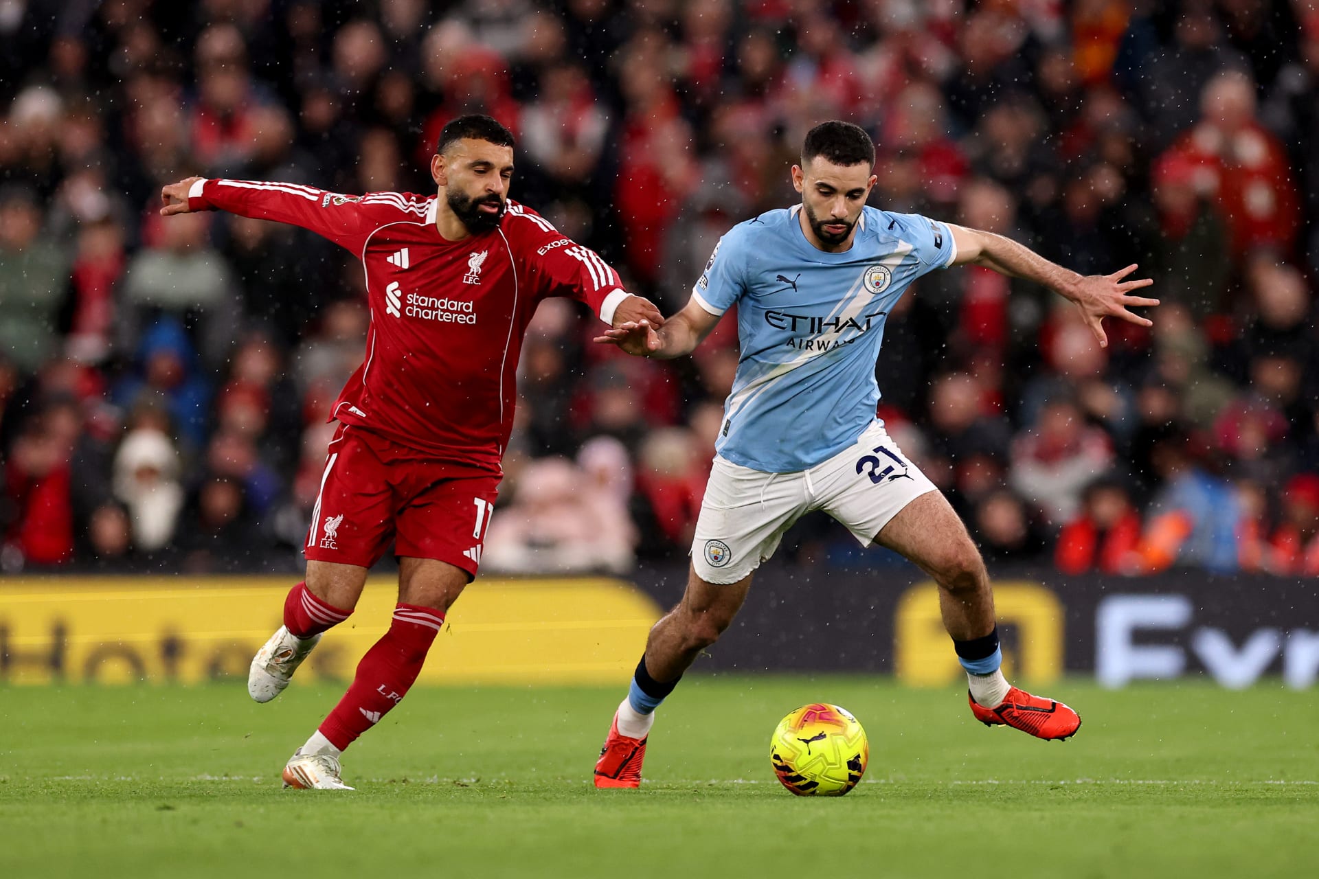 لقطة جدلية.. لاعب مانشستر سيتي يمزق قميص محمد صلاح