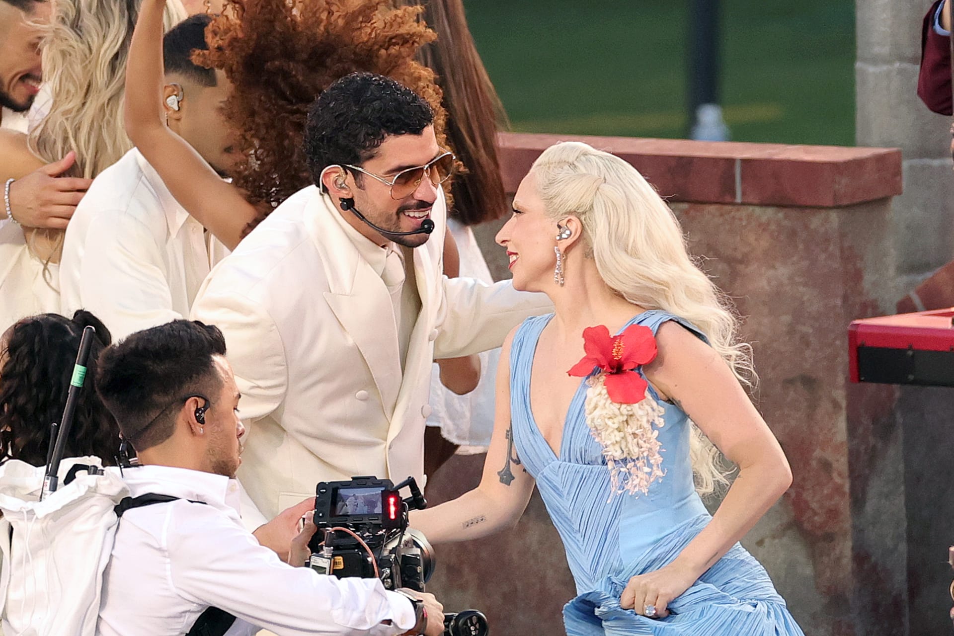 تفاصيل أزياء ليدي غاغا احتفت بثقافة البلاد. 