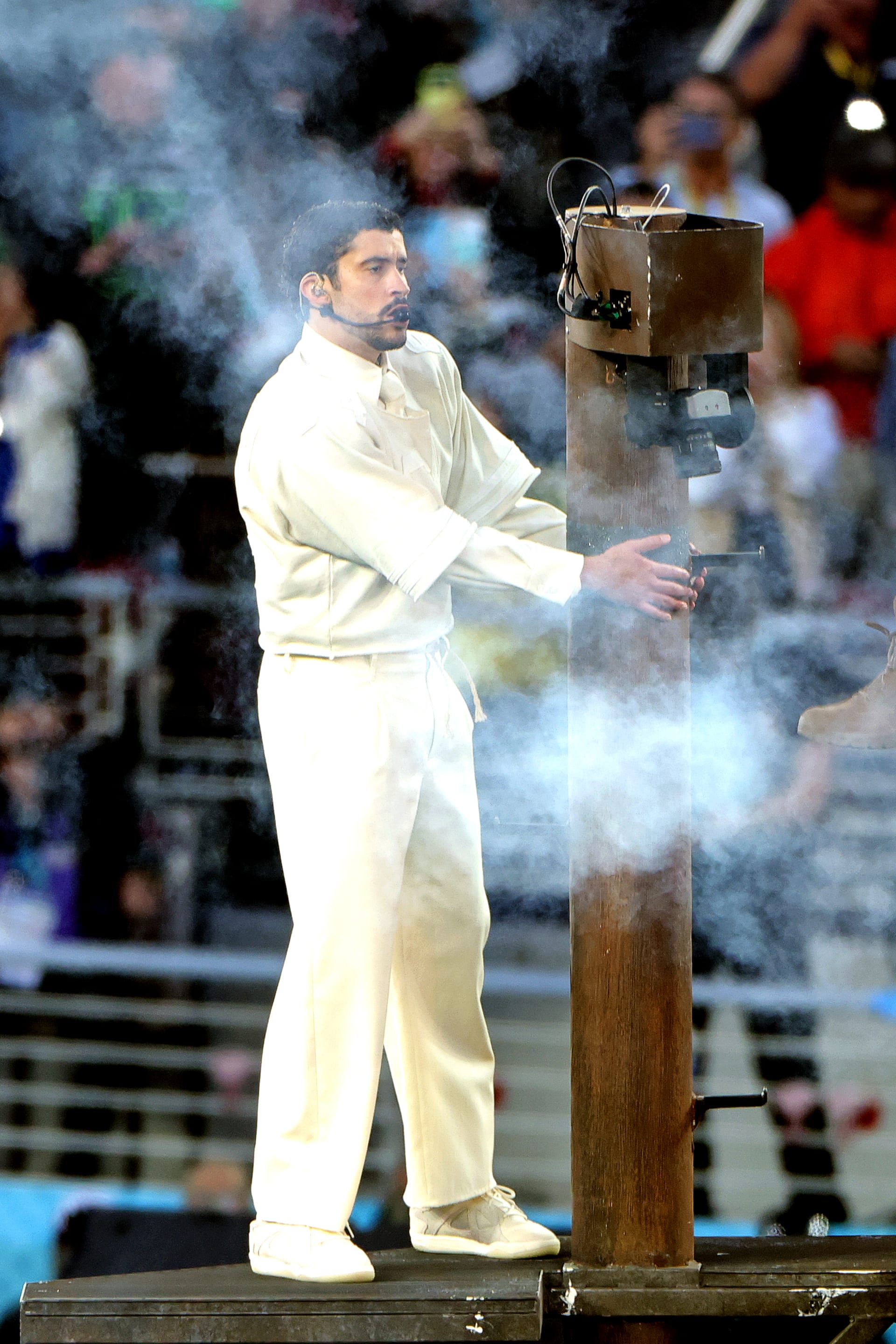 باد باني يظهر بإطلالة بيضاء بالكامل بعيدة كل البعد عن أي مبالغة. 