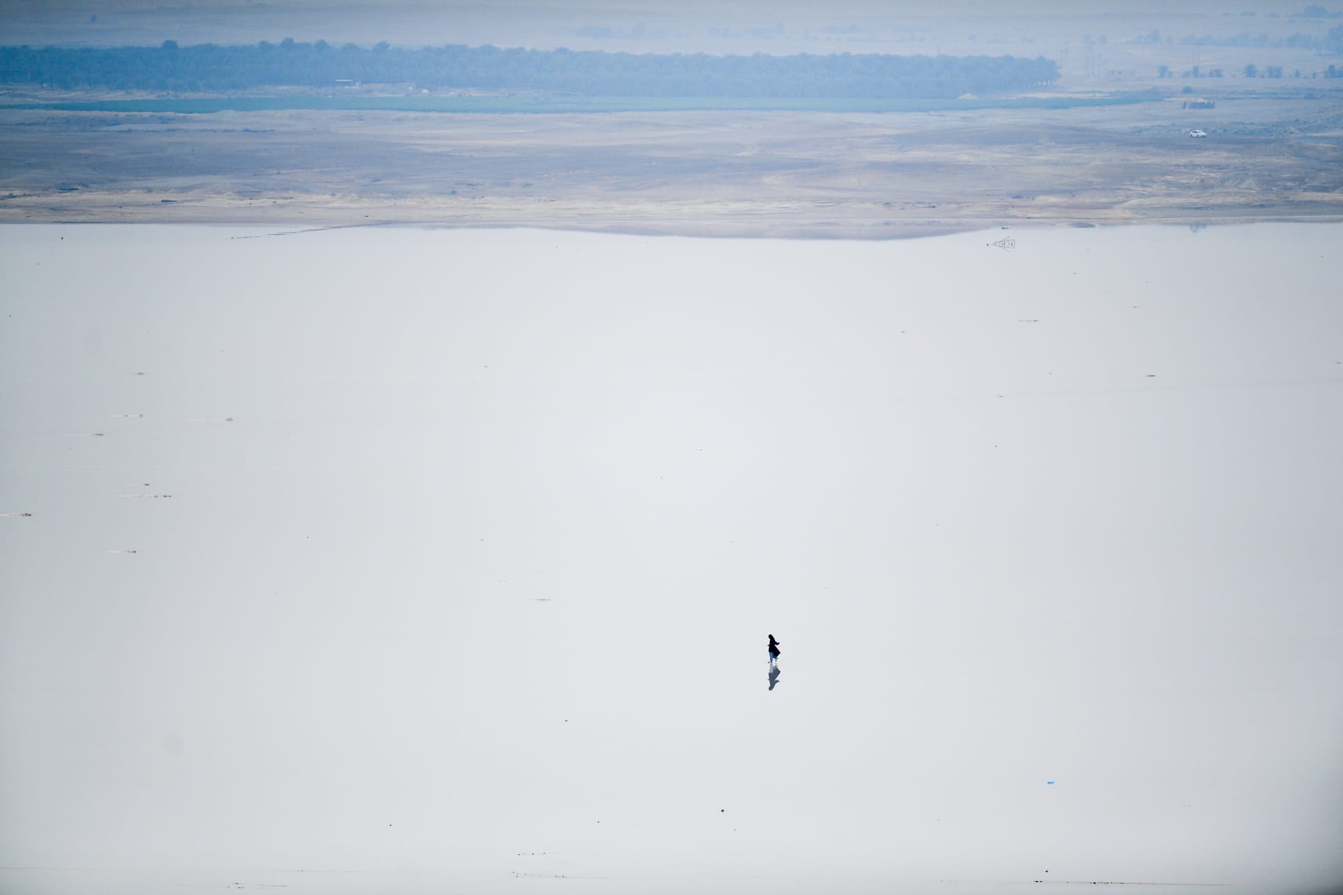 ليست ثلجًا.. بحيرة في السعودية تُربك الناظرين بسبب بياضها الاستثنائي