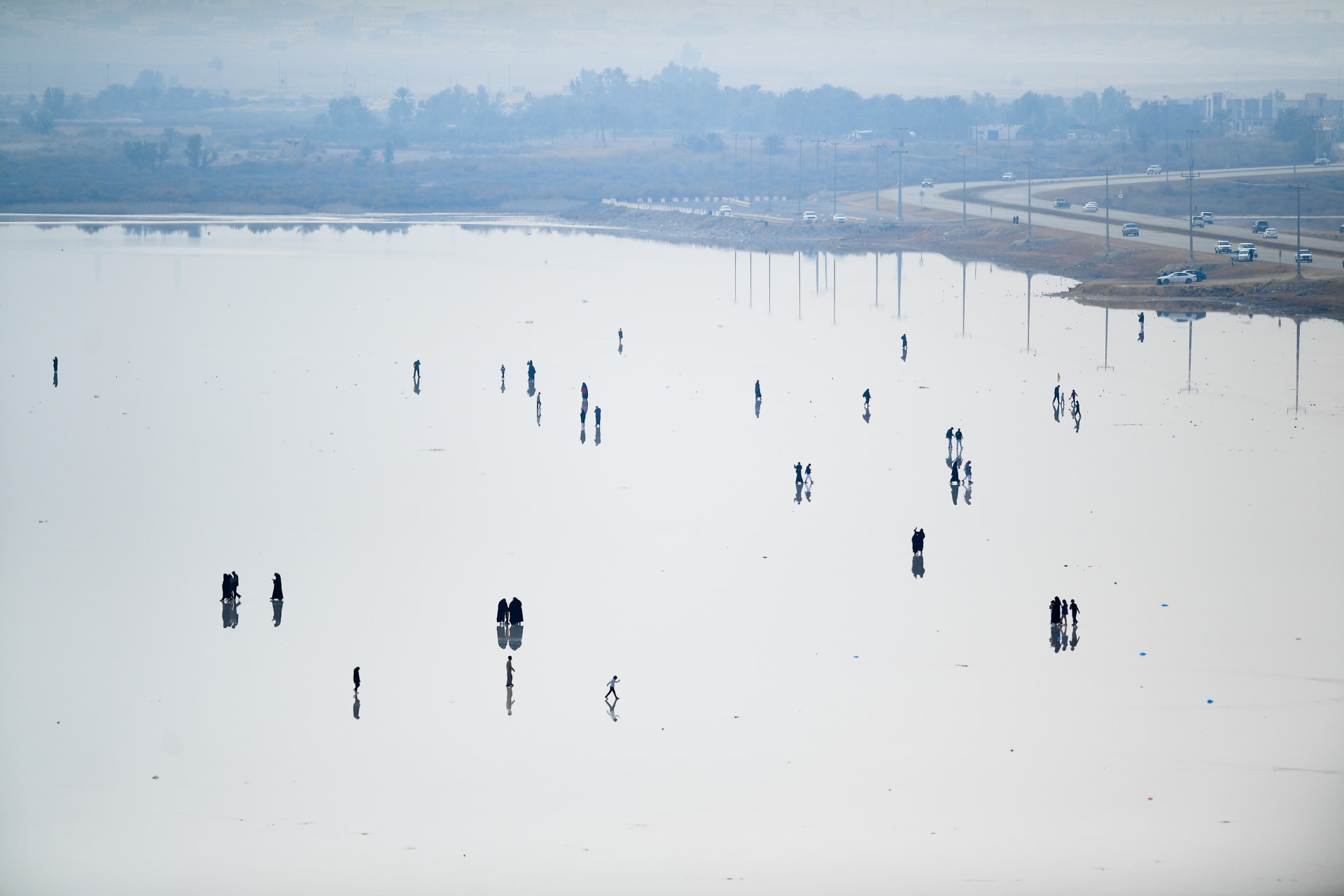ليست ثلجًا.. بحيرة في السعودية تُربك الناظرين بسبب بياضها الاستثنائي