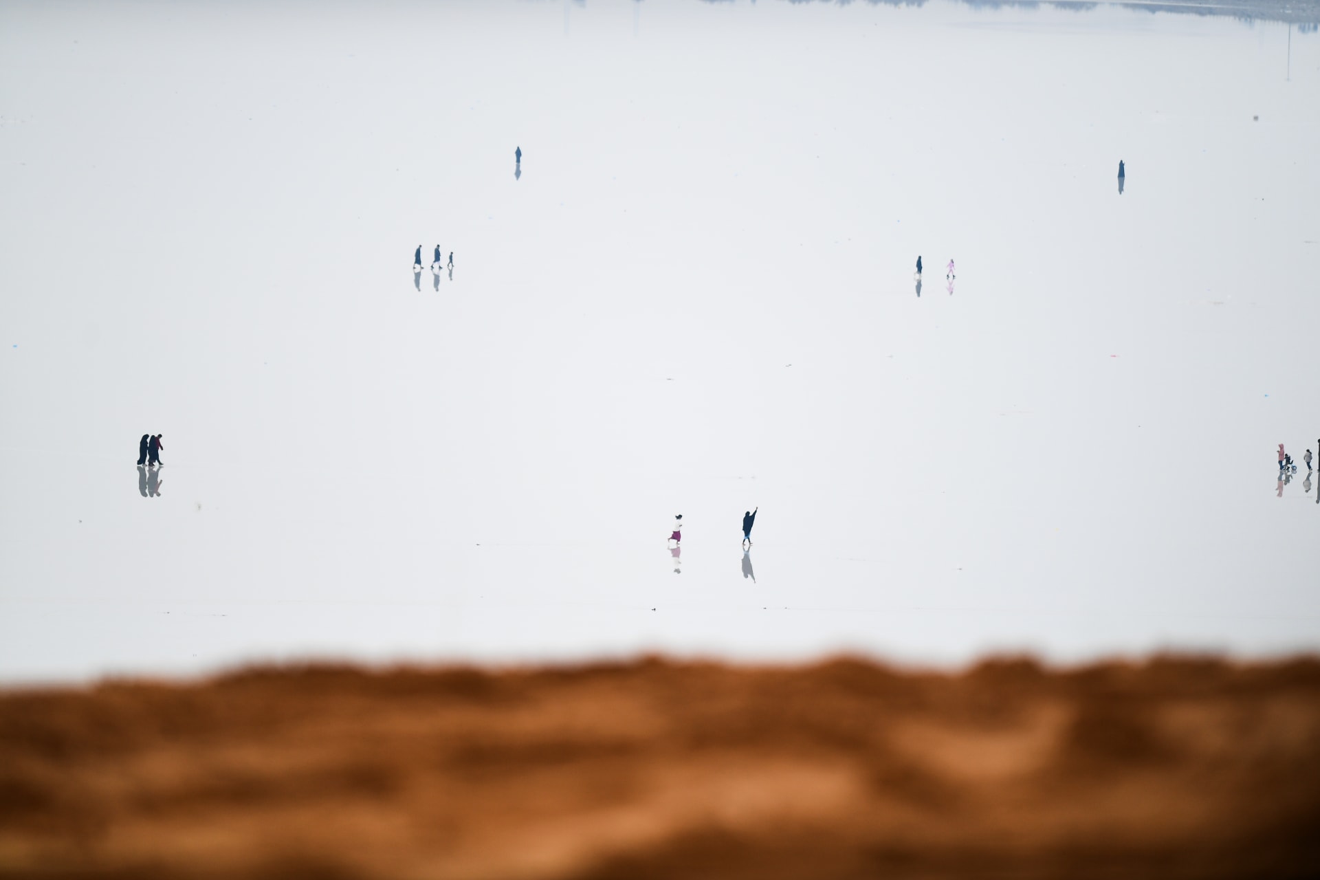 ليست ثلجًا.. بحيرة في السعودية تُربك الناظرين بسبب بياضها الاستثنائي