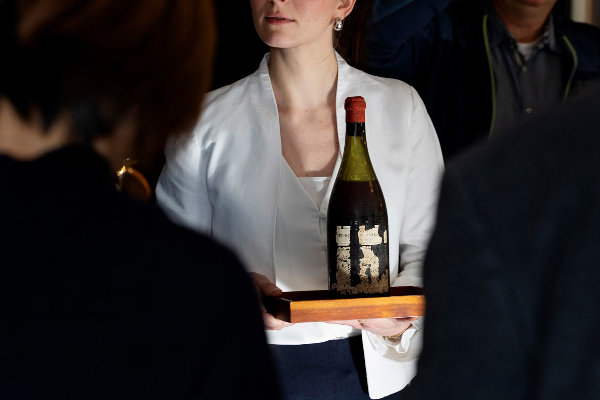 رجل أعمال يشتري زجاجة نبيذ عمرها 127 عامًا ويتذوقها.. كيف كان الطعم؟