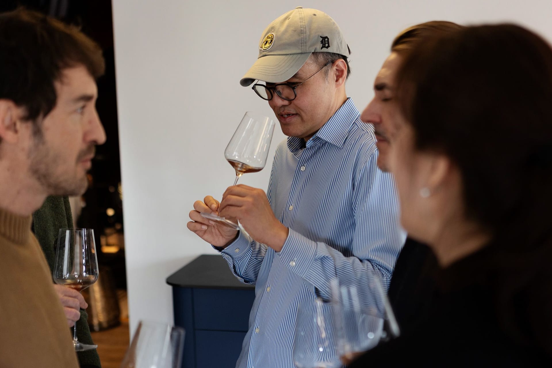 رجل أعمال يشتري زجاجة نبيذ عمرها 127 عامًا ويتذوقها.. كيف كان الطعم؟