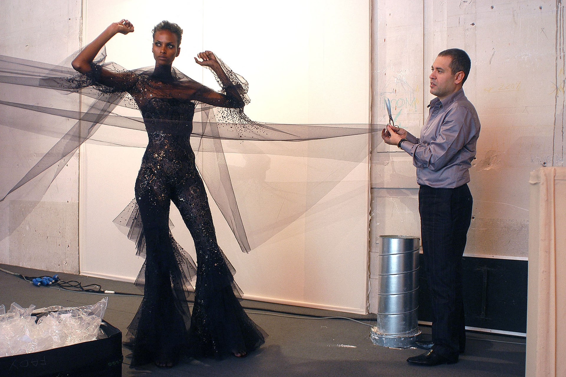 مصمّم الأزياء اللبناني إيلي صعب في كواليس أحد العروض. 