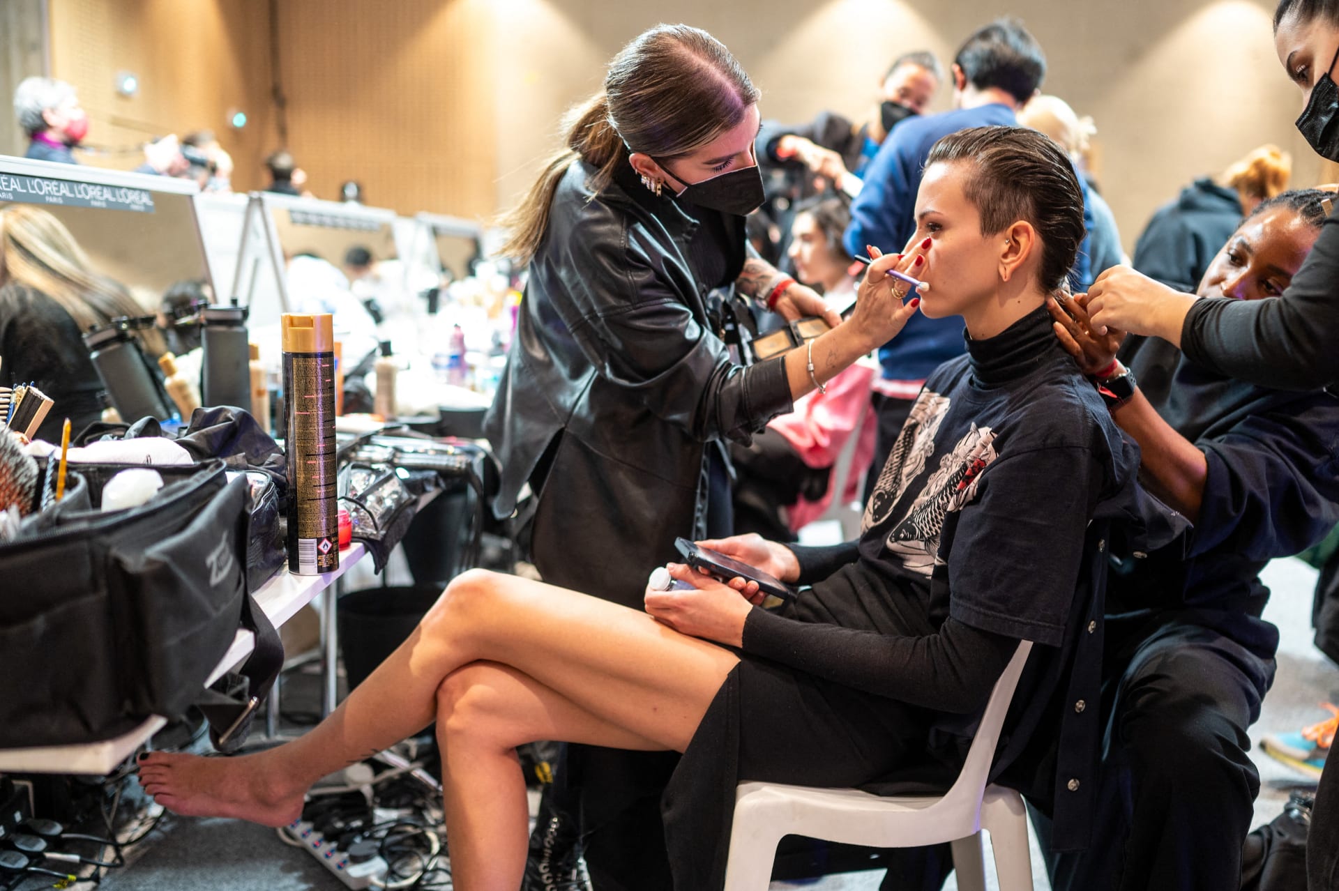 تُعد كواليس العروض من اللحظات المثالية التي تمنح المصوّر لقطات فريدة في أسابيع الموضة. 