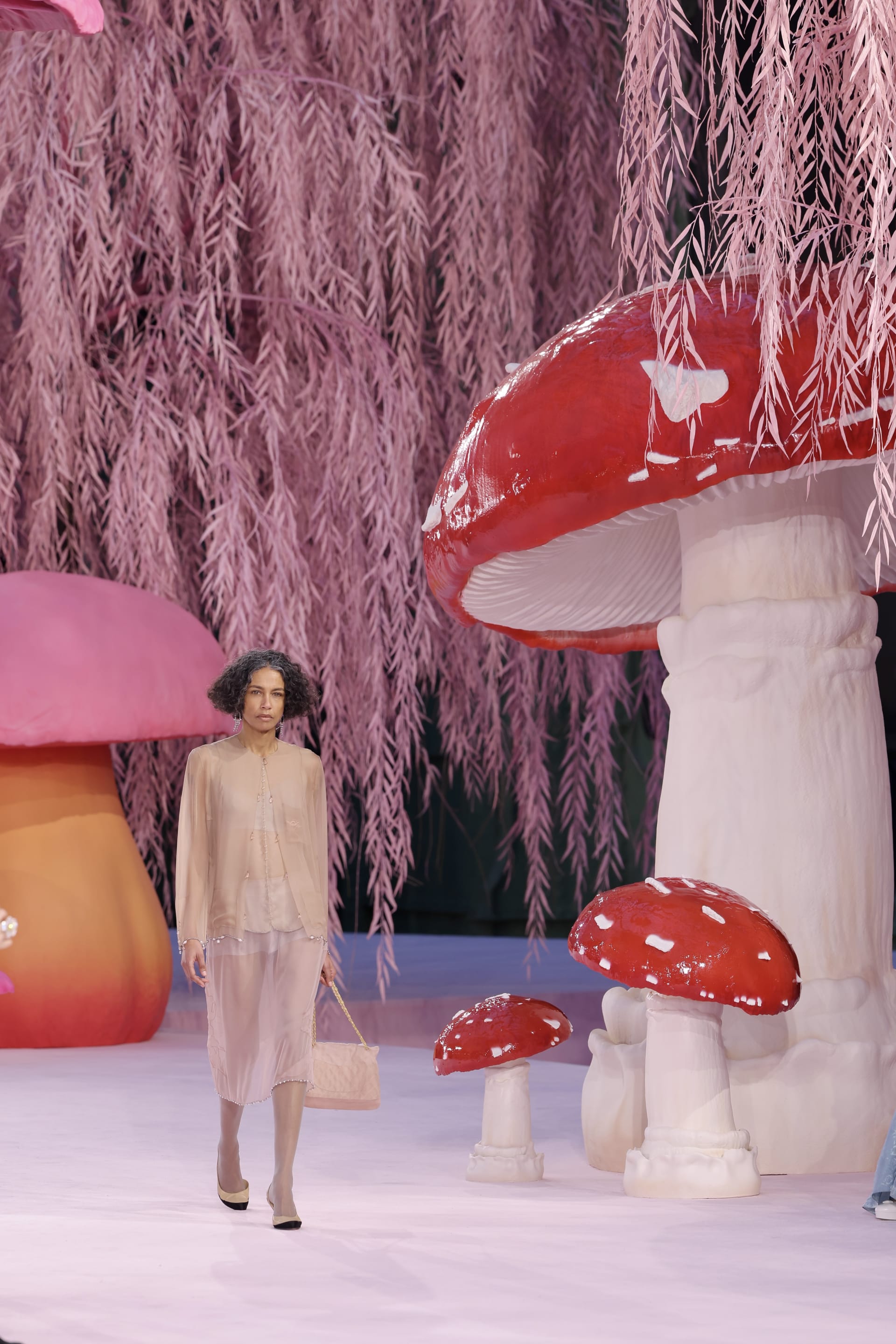 عرض أزياء "شانيل" في أسبوع ألأزياء الراقية في باريس.