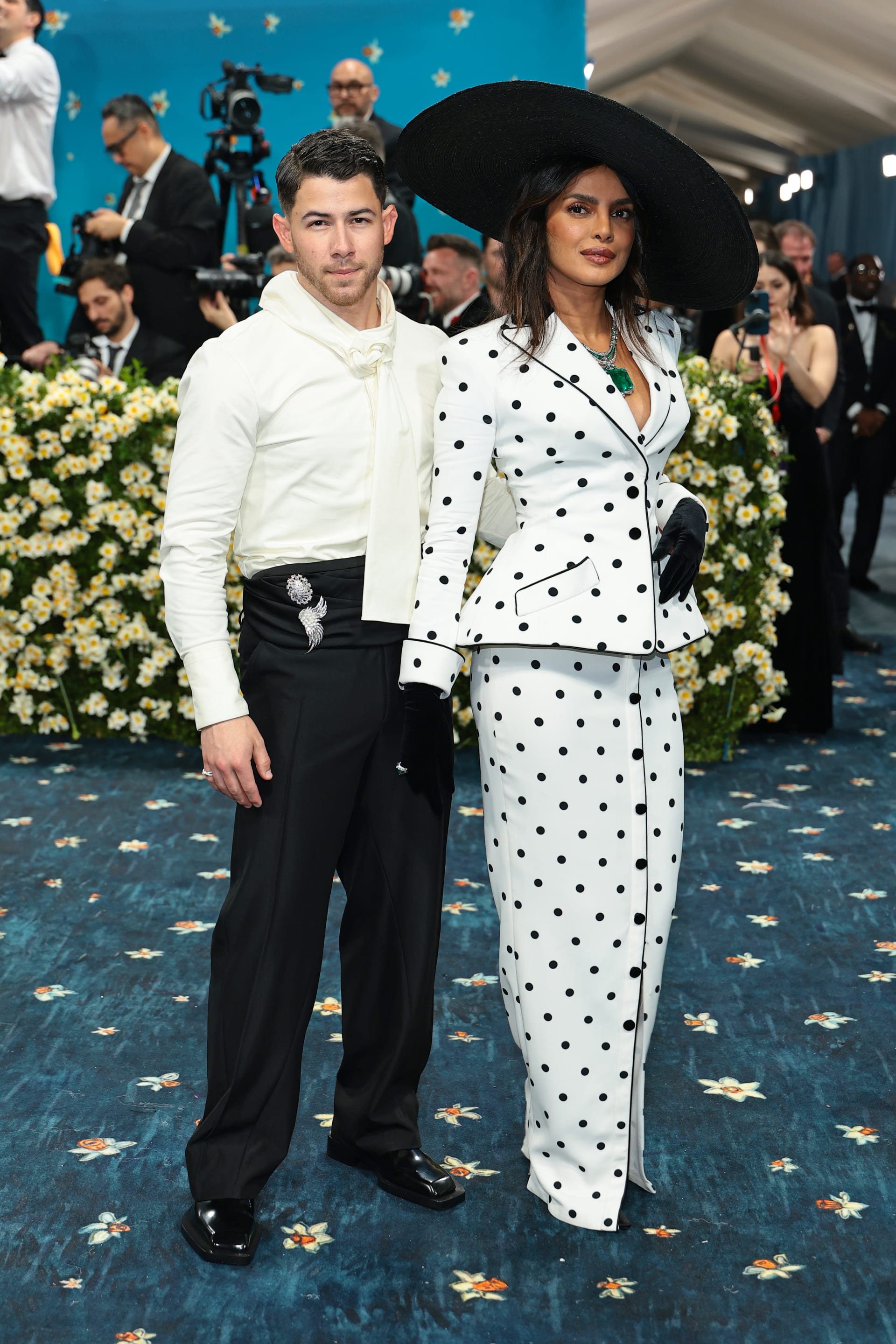 أناقة وحب على السجادة الحمراء.. أبرز إطلالات ثنائيات المشاهير