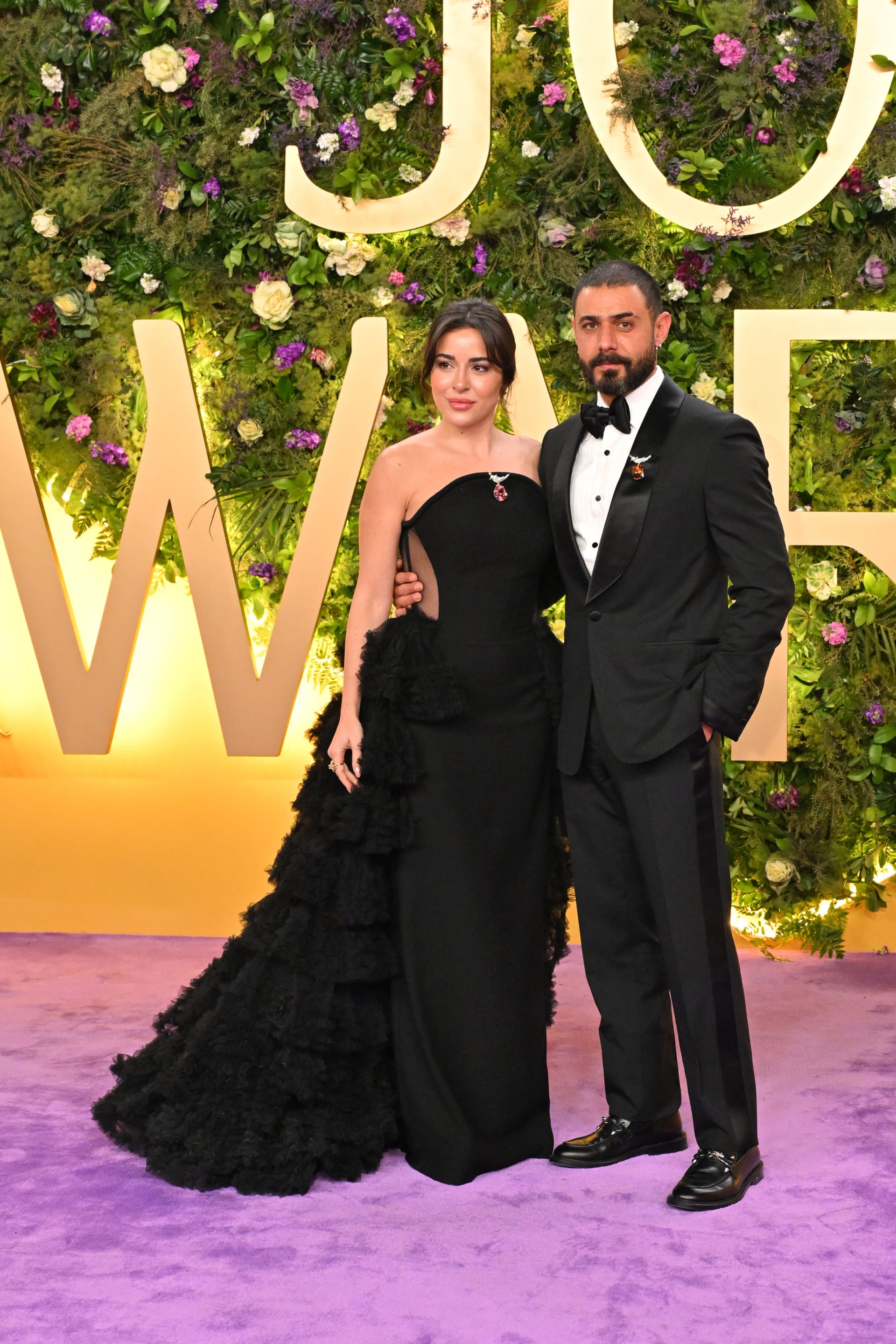 أناقة وحب على السجادة الحمراء.. أبرز إطلالات ثنائيات المشاهير