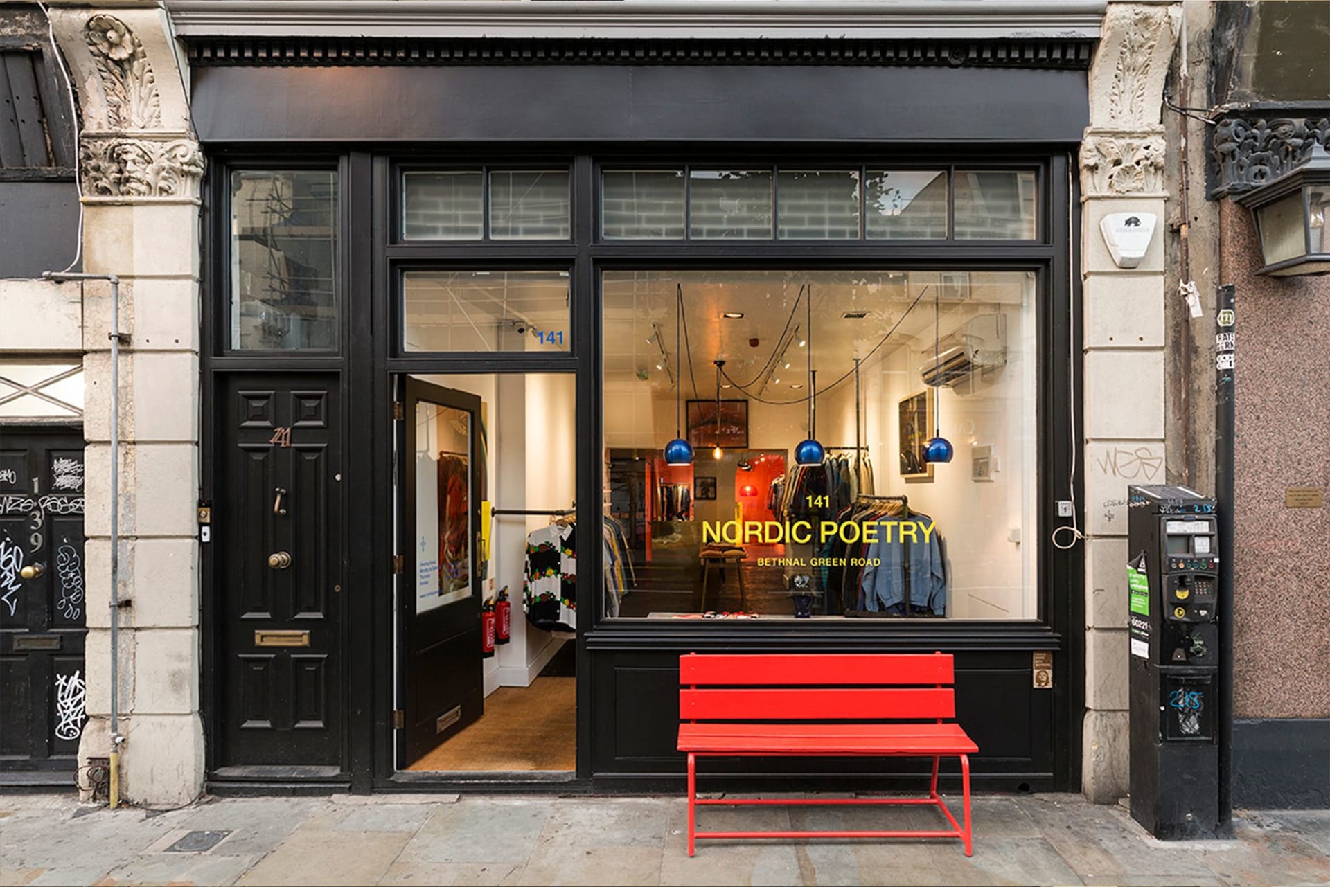 وداعًا لفوضى الأزياء القديمة.. تجربة تسوّق فخمة لقطع "الفينتيج" 