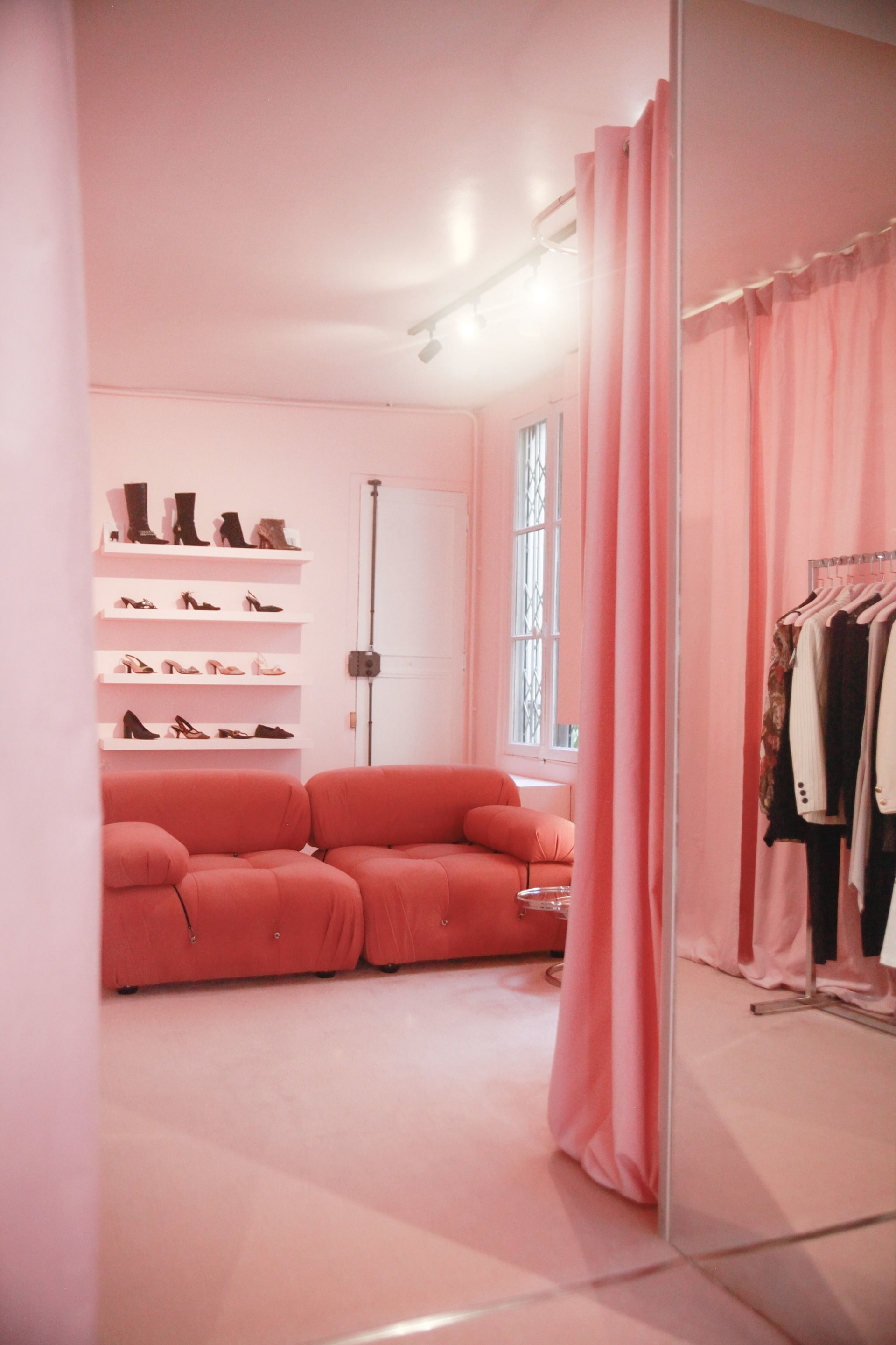 افتتحت نيكوليت كونتورسي متجر "ليز أرشيف" عام 2023.