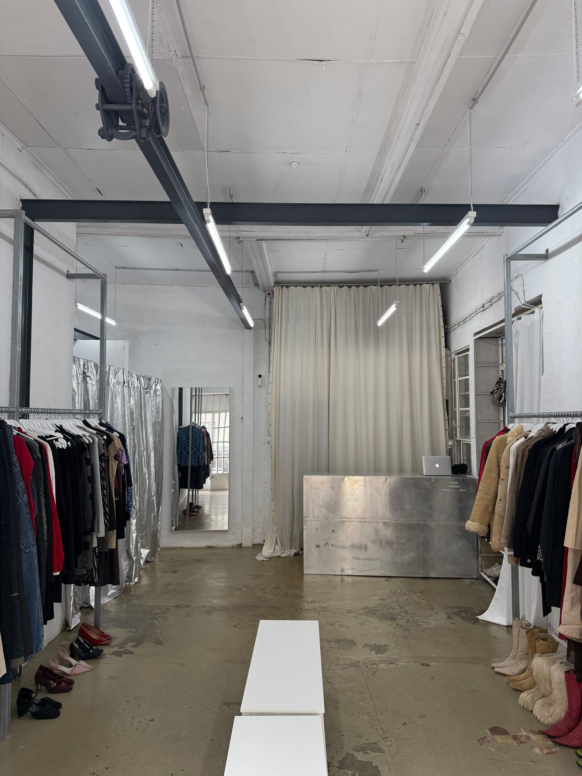 افتتحت ماريا ماتشادو متجرها “كيورايتد” في لشبونة الصيف الماضي، وهو اسم يعكس بدقة مفهوم التنسيق الدقيق الذي تقوم به.