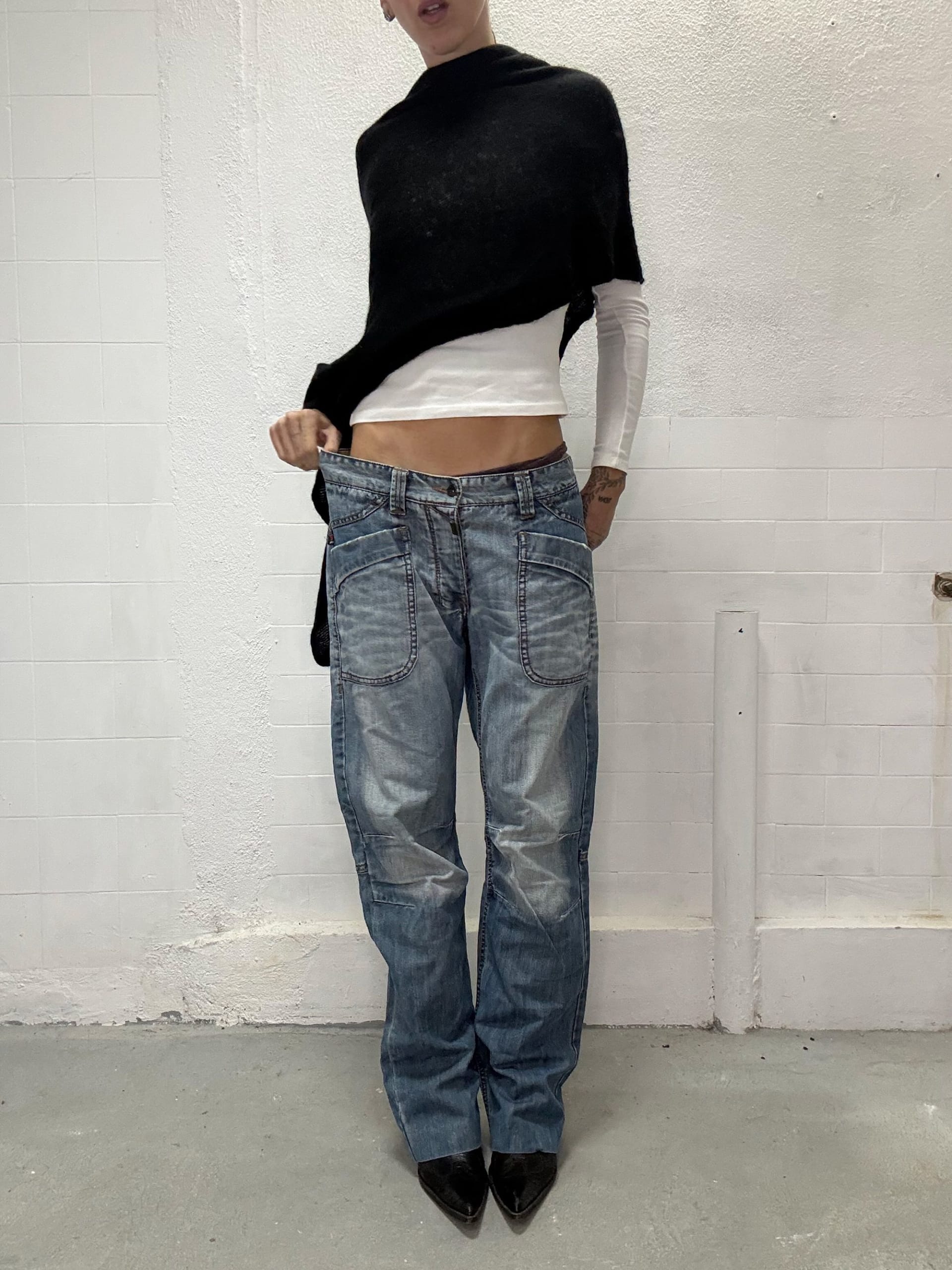 يركّز مخزون ماتشادو على الملابس المصنوعة بجودة عالية من ألياف طبيعية، والتي تعود إلى فترة التسعينيات وحتى أوائل الألفينات،