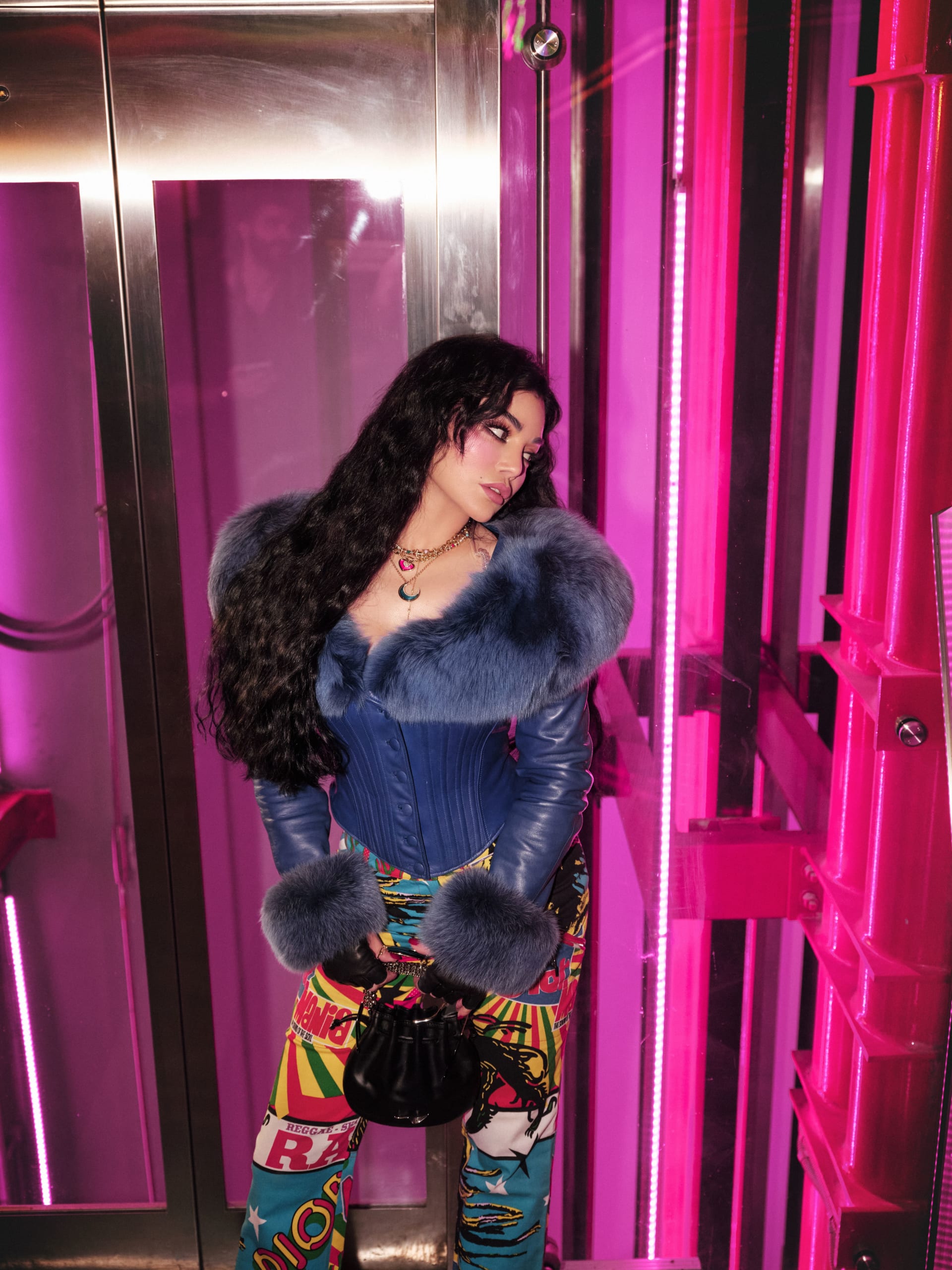 جلود فاخرة وألوان جريئة.. هيفاء وهبي تتألق في كليبها الجديد