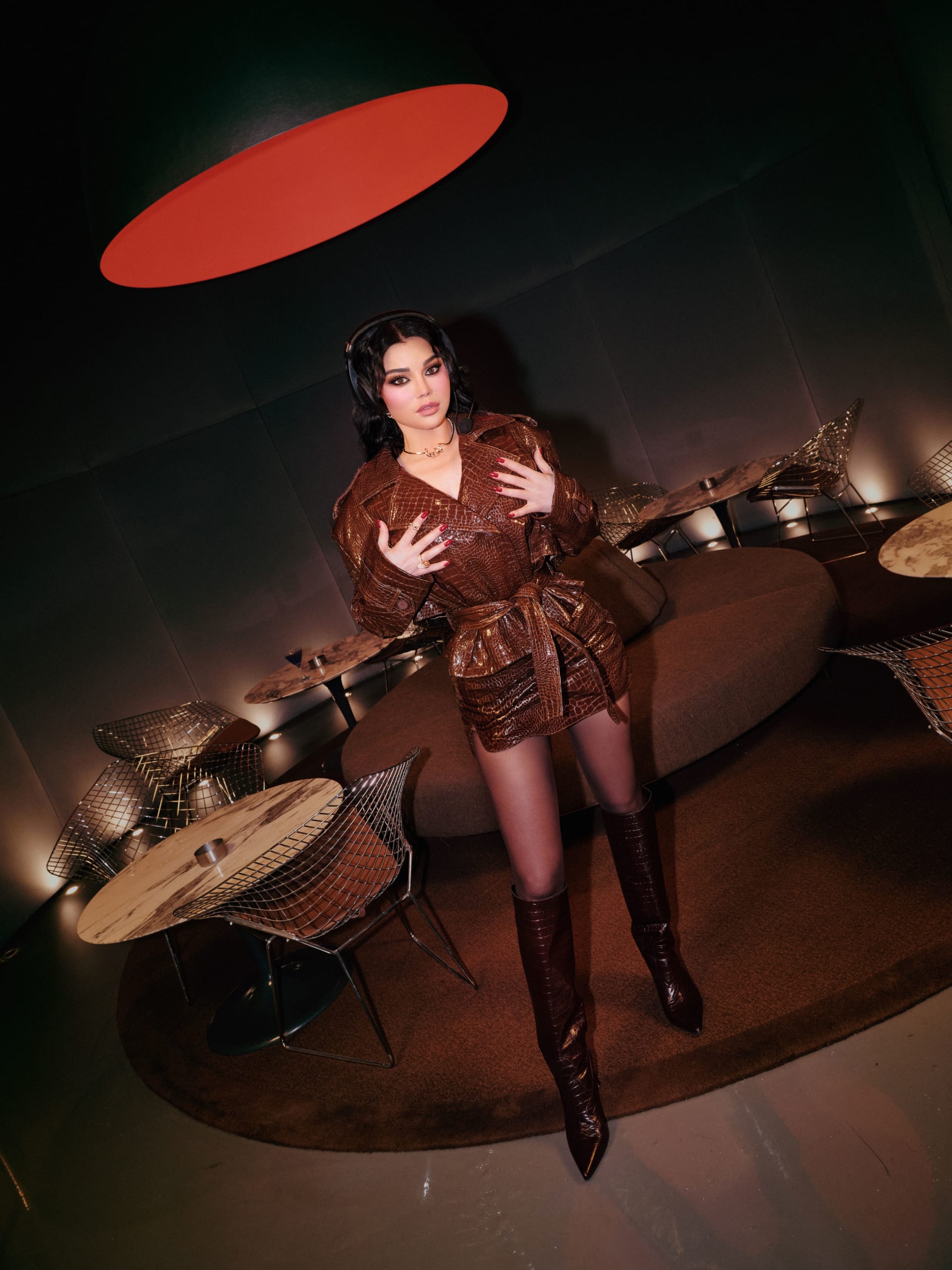 جلود فاخرة وألوان جريئة.. هيفاء وهبي تتألق في كليبها الجديد